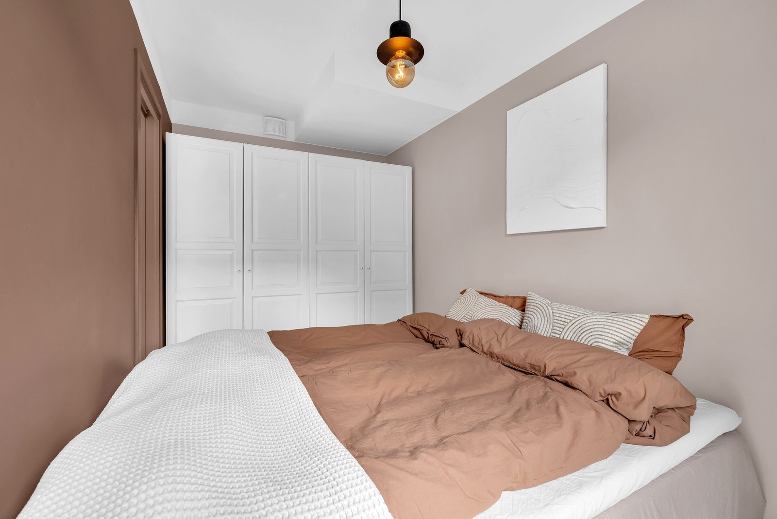 Store garderobeskap gir godt med oppbavaringsplass. Galleribilde