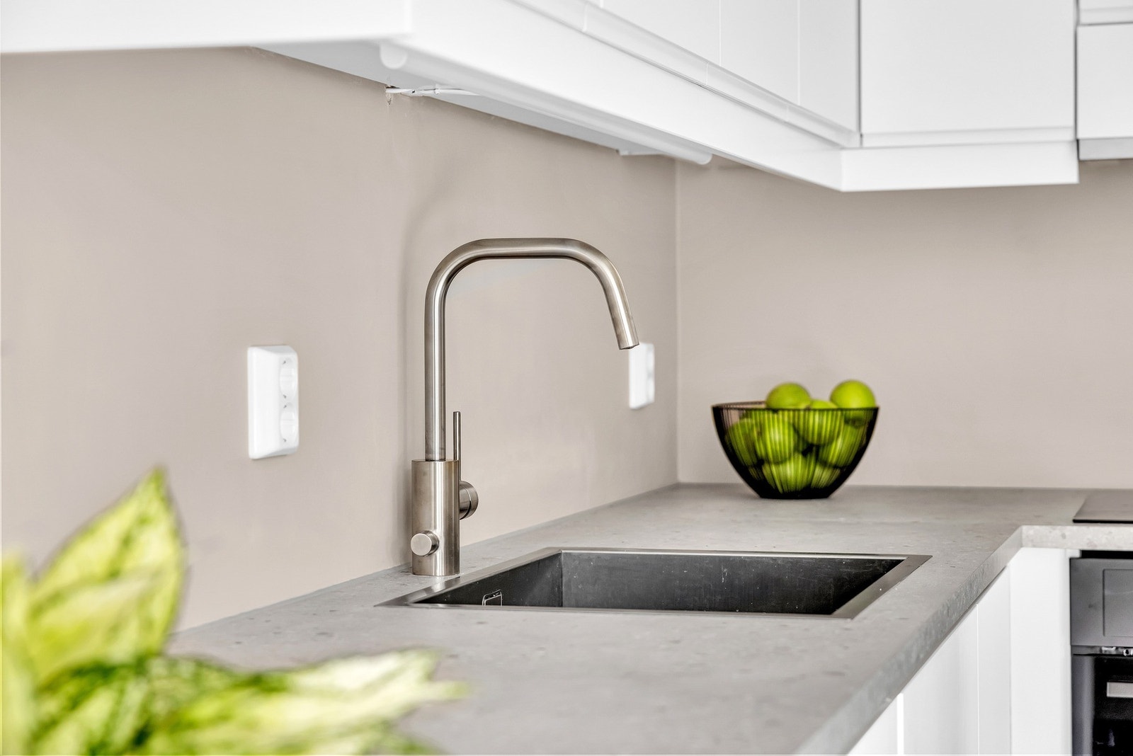 Her får du et praktisk kjøkken med gode oppbevaringsmuligheter og litt ekstra benkeplass. Galleribilde