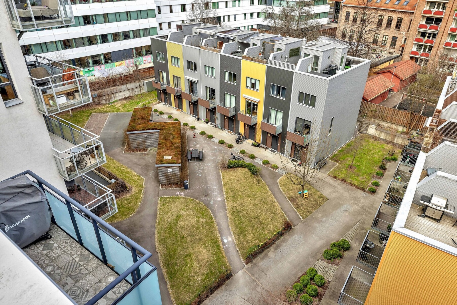 Det er opparbeidet plen mellom blokkende, dette området er inngjerdet og kun tilgjengelig for beboerne. Galleribilde