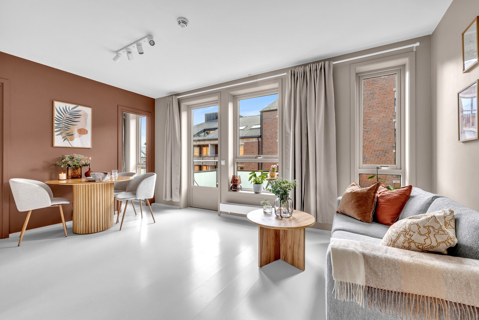 Stuen er åpen og luftig og gir rom for ulike sosiale soner. Her har du god plass til et spisebord og sofa uten at det føles for trangt. Galleribilde