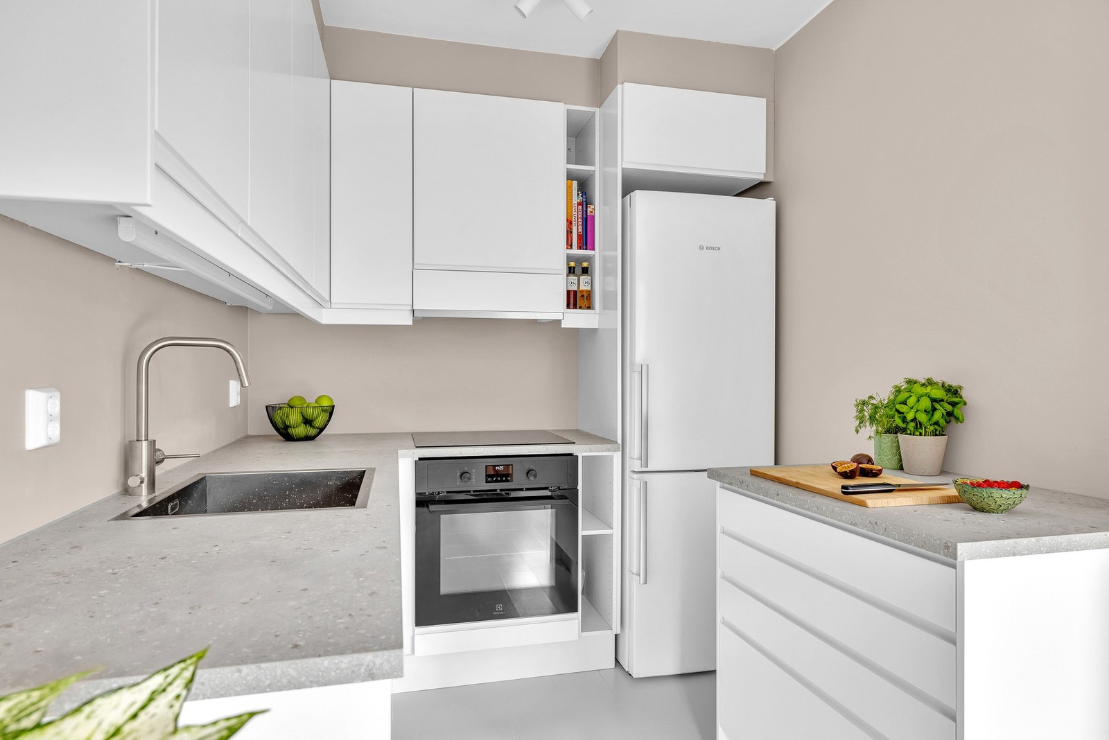 Kjøkkenet ble oppgradert med nye fronter og benkeplate i 2025. Innredningen er hvit og har slette morderne fronter og benkeplaten er av slitesterk laminat. Galleribilde