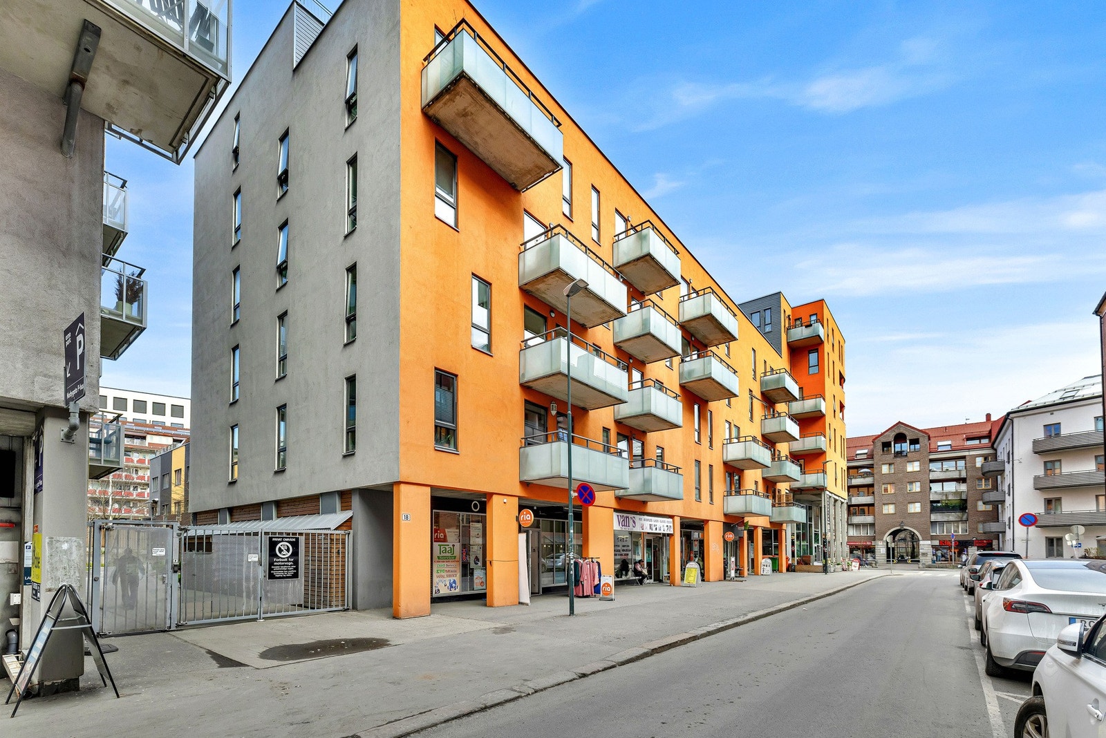 Fasade fra gate. Galleribilde