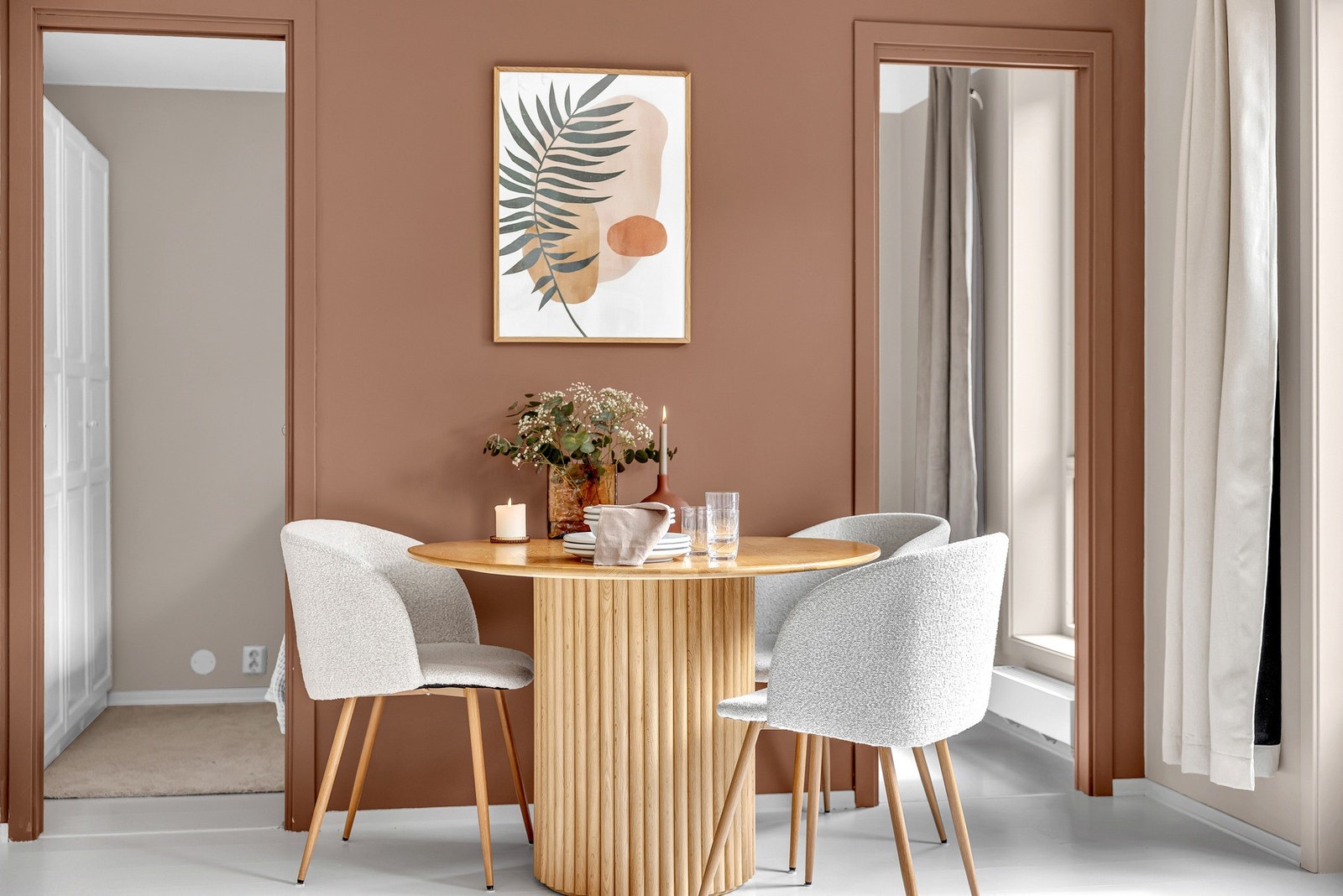 Veggen fra stuen mot soverommet er malt i en mørkere rustfarget kontrast som skaper dybde og bidrar til å skape den gode atmosfæren i rommet. Galleribilde