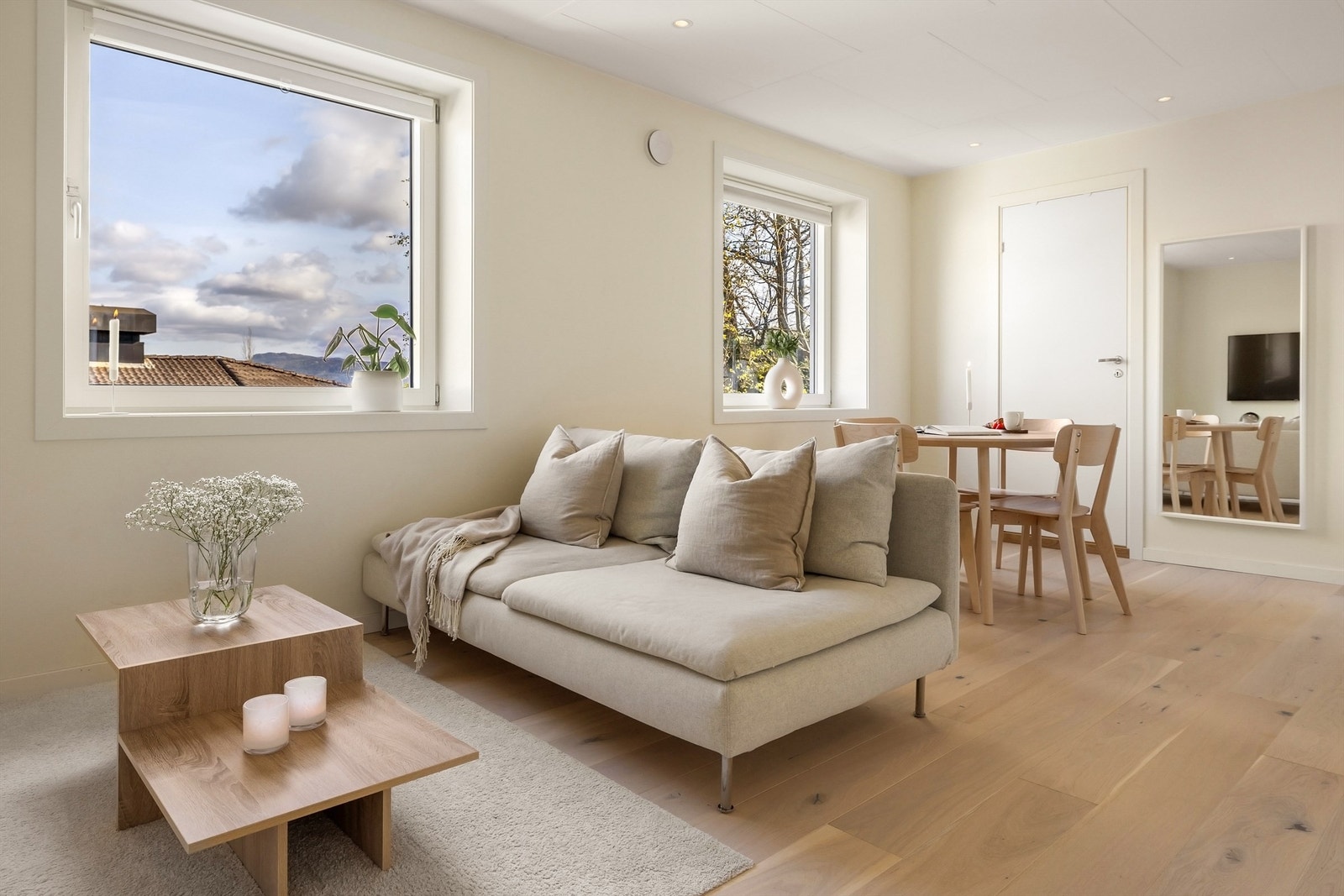 Eiendomsmegler Krogsveen v/ Bernt Ådlandsvik har gleden av å presentere Sjødalsvegen 1. Innbydende leilighet med fine kvaliteter og god planløsning. Galleribilde