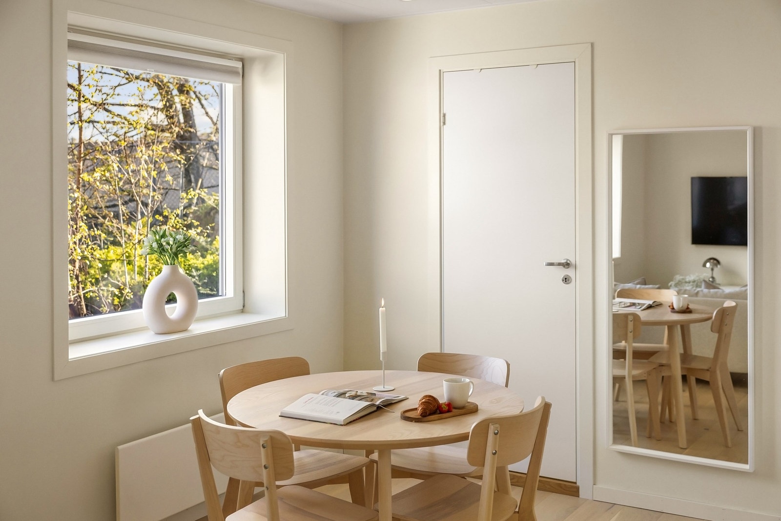 Spiseplass med en naturlig plassering ved vinduet på kjøkkenet. Galleribilde