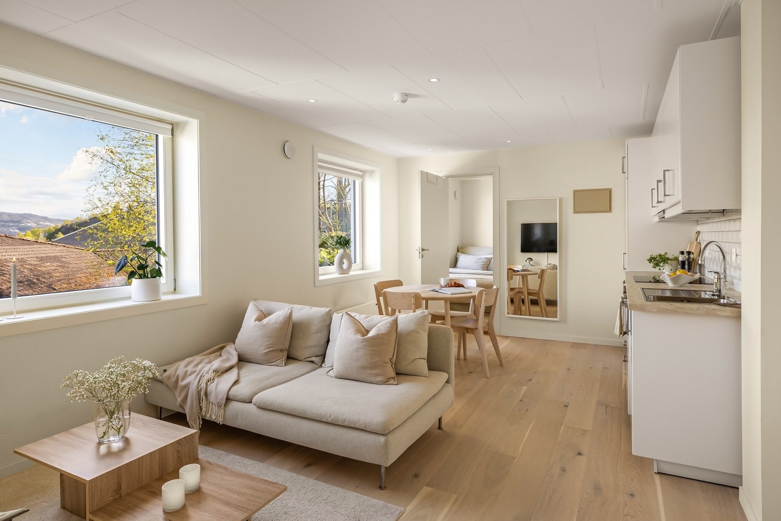 Rommet er malt i innbydende og lun farge. Galleribilde