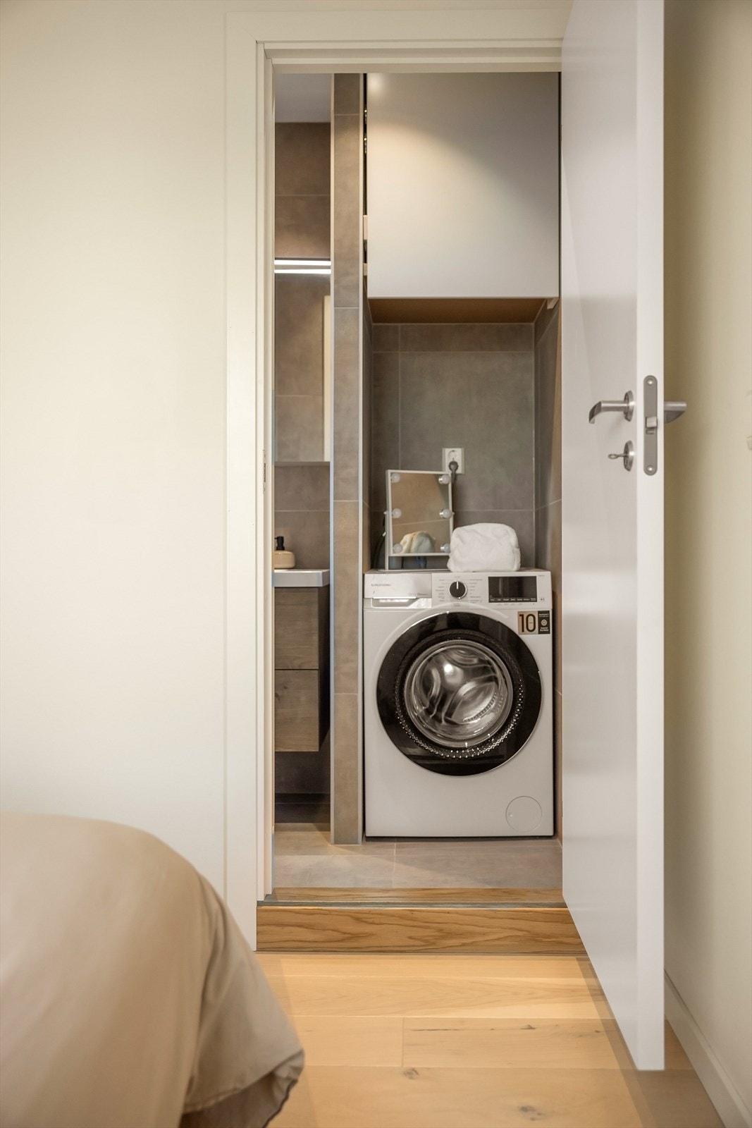 Fra hovedsoverom er det inngang til bad/wc kombinert vaskerom. Galleribilde