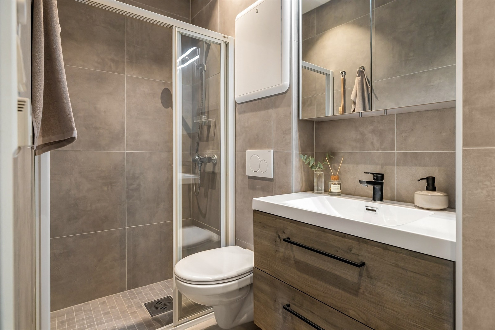 Vegghengt toalett. Flott og smart baderomsmøblement med oppbevaring også bak speilskap. Galleribilde