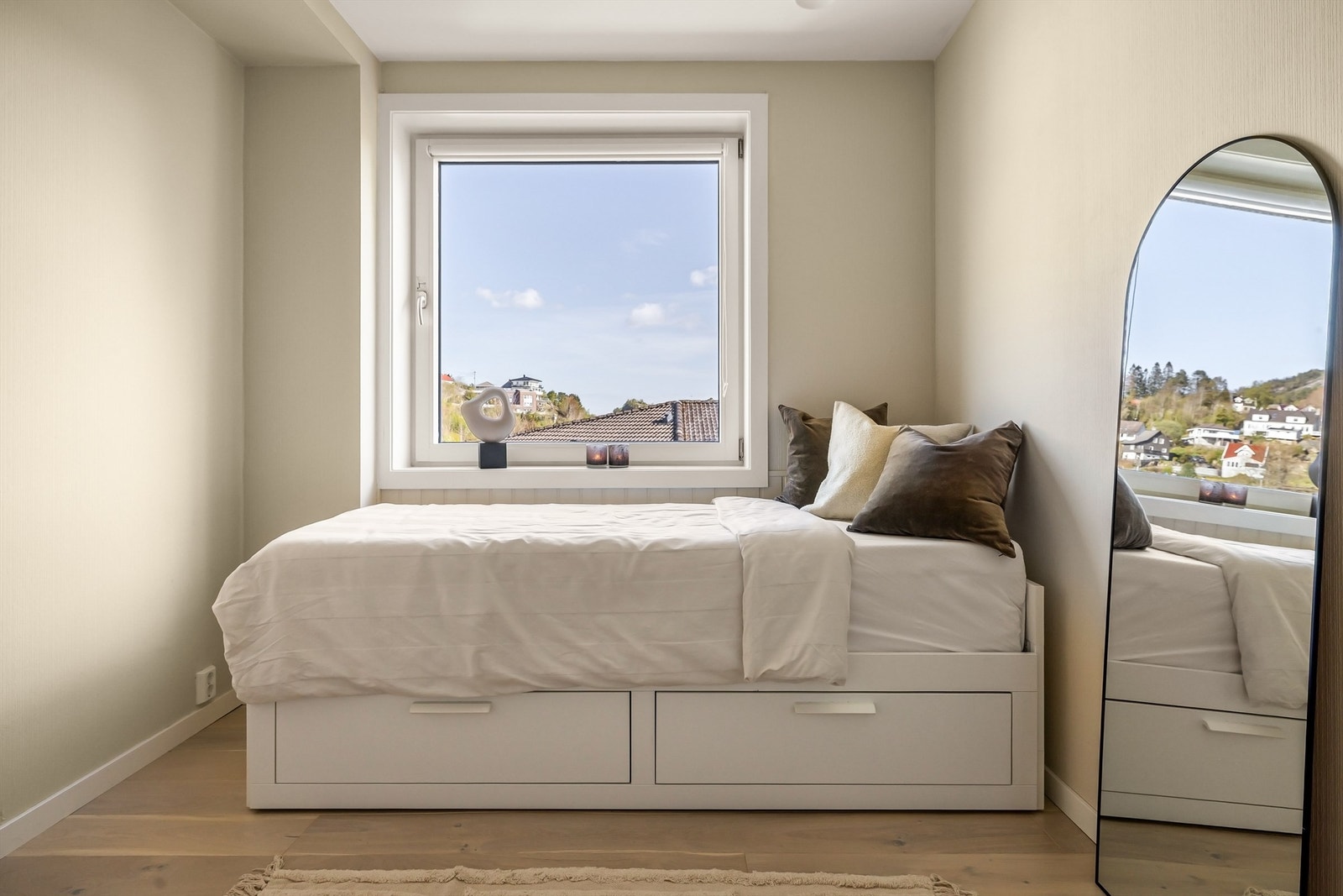 Soverom 2: Ett av leilighetens to soverom som er et godt rom for store eller små, og vil ellers være et utmerket hjemmekontor dersom det er behovet ditt. Galleribilde