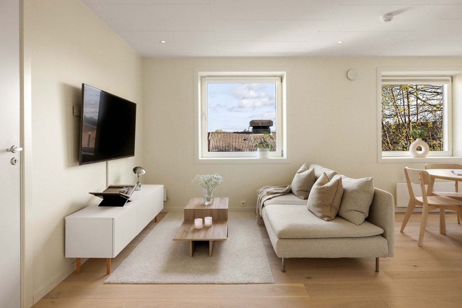 Moderne uttrykk. Lekkert lyst en stavs parkettgulv. Galleribilde