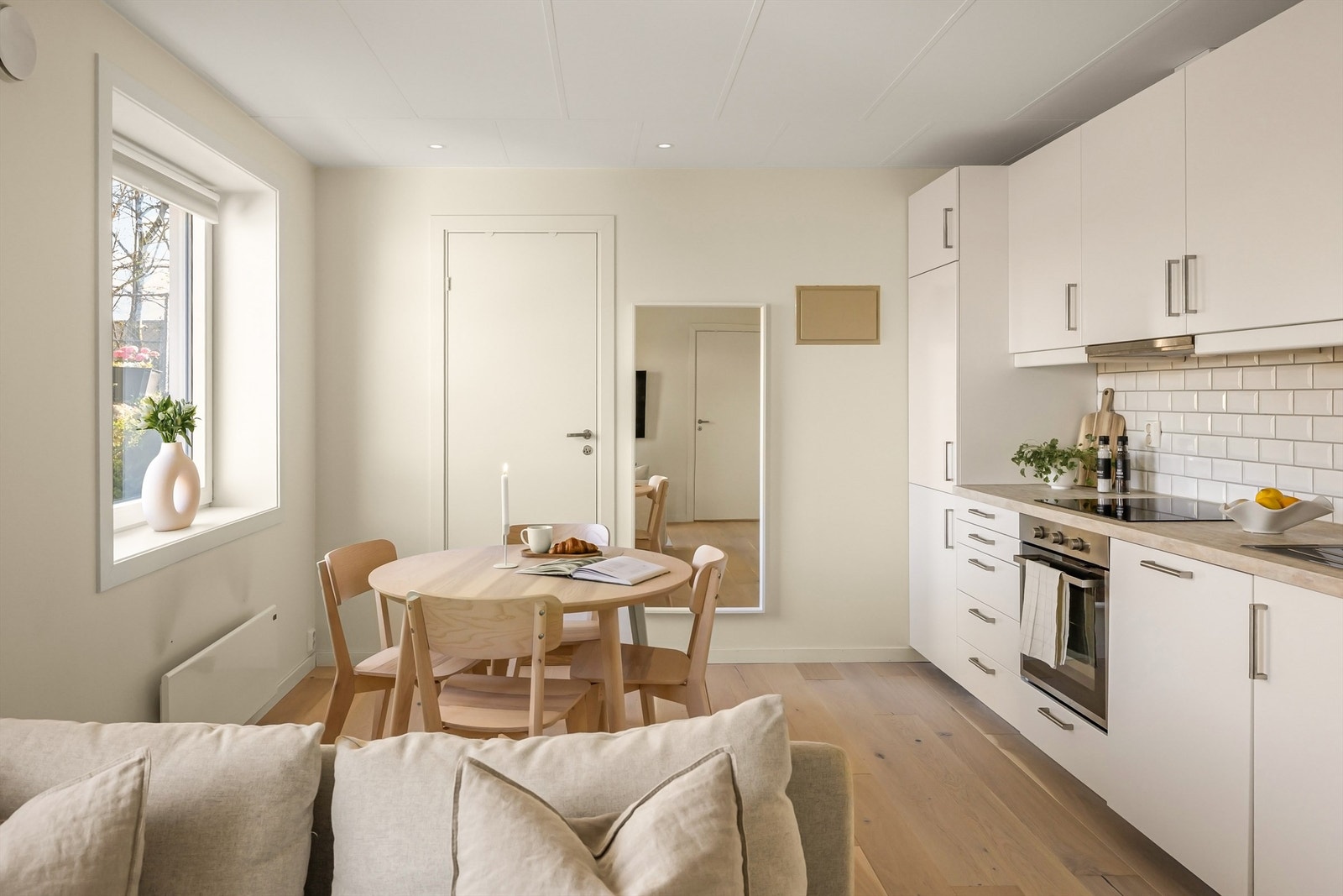 Rommet fremstår som lys og luftig. I taket er det spotter som gir god belysning. Galleribilde