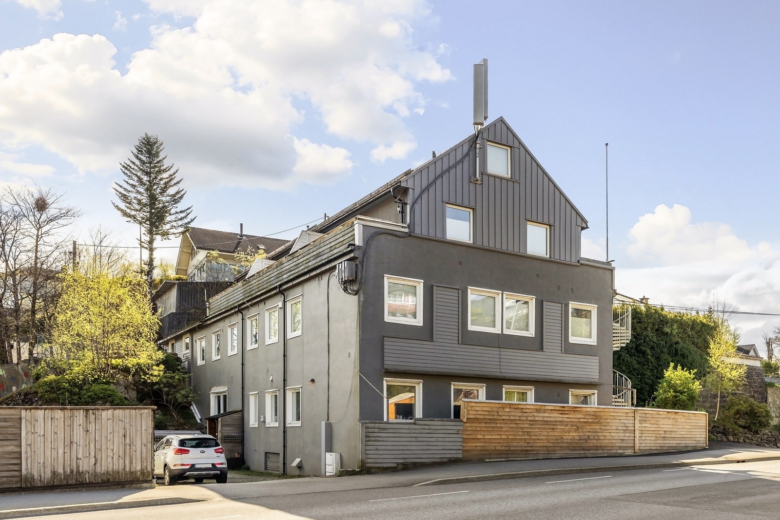 Eiendommen har en sentral beliggenhet i Florvåg med kort gangavstand til Florvåg senter, barnehage og skole. For de turglade er det flotte turområder i nærheten. Kjærlighetsstien og Storevarden anbefales. Galleribilde