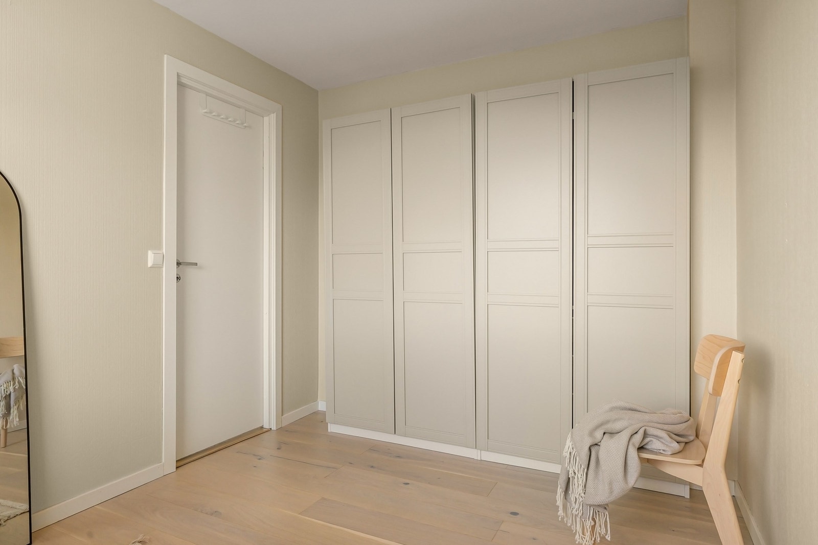 Soverom nummer 2 har stor flott garderobe. Galleribilde