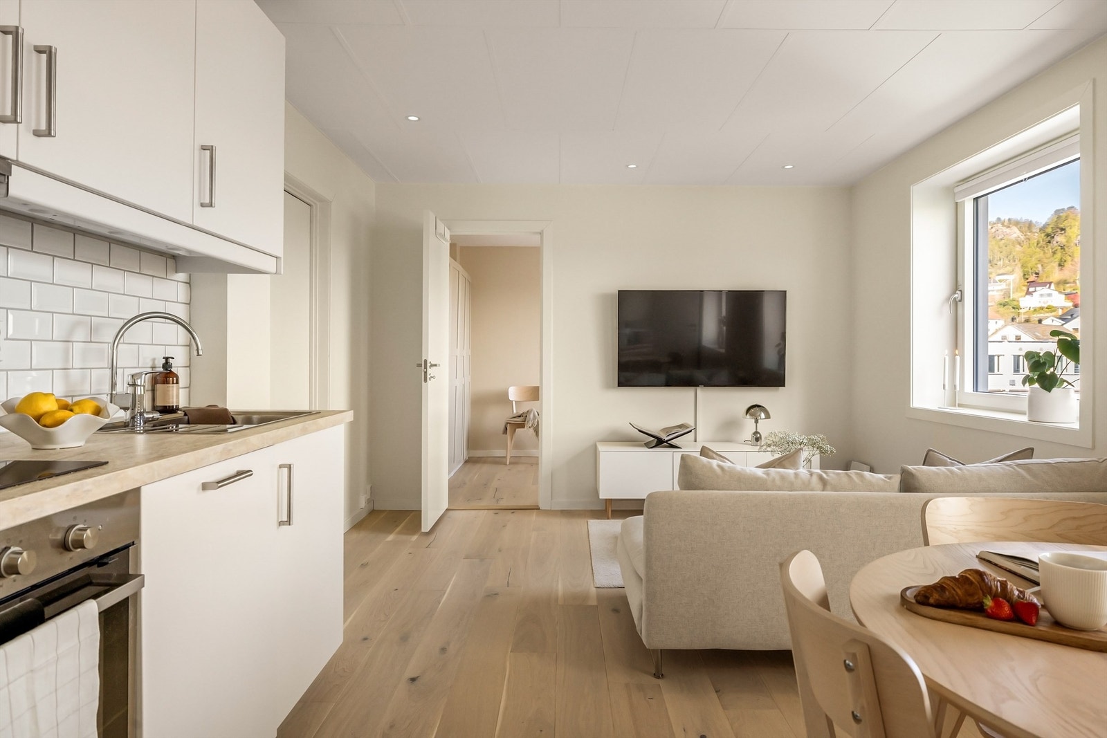 En fin planløsning sikrer god flyt mellom kjøkken og stue. Galleribilde