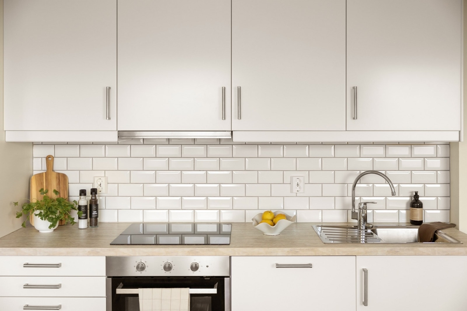 Kjøkkenet er fra 2021 med lyse glatte fronter og flis over laminert benkeplate. Galleribilde