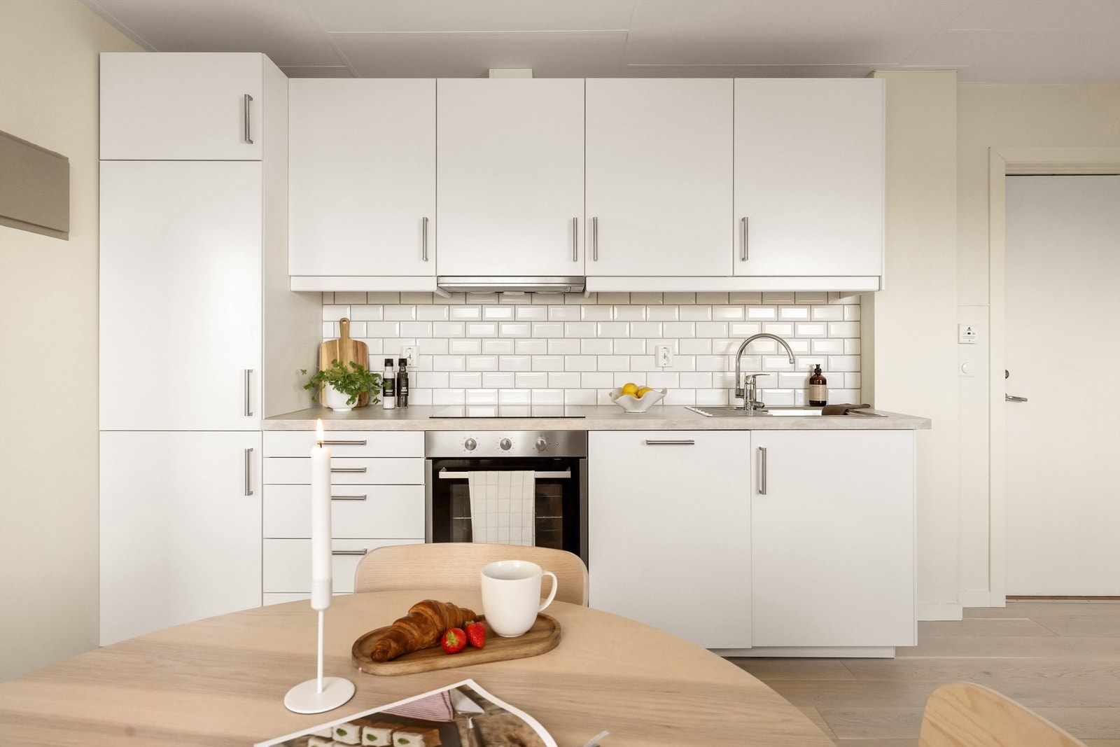 Hvitevarene medfølger i handelen. Dette inkluderer da integrert stekeovn, platetopp, oppvaskmaskin og kjøleskap med frysedel. Galleribilde