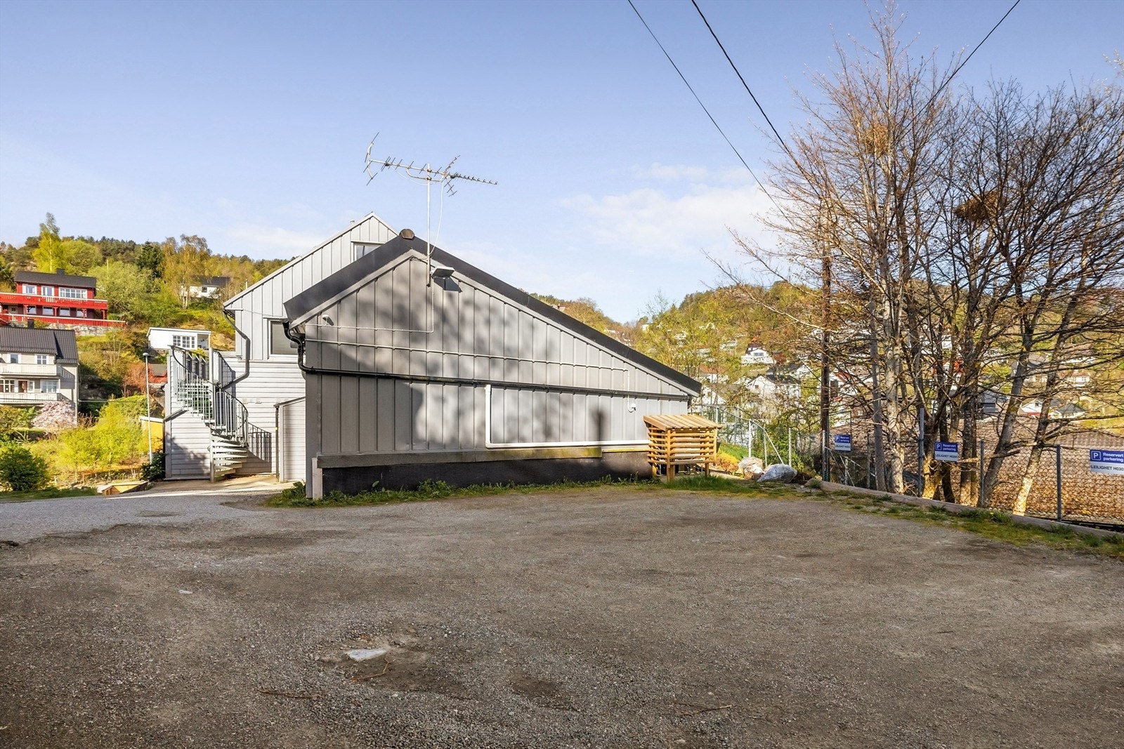 Leiligheten (med nummer HO204) har parkeringsplass med skilt på sameiets felles tomt. Galleribilde