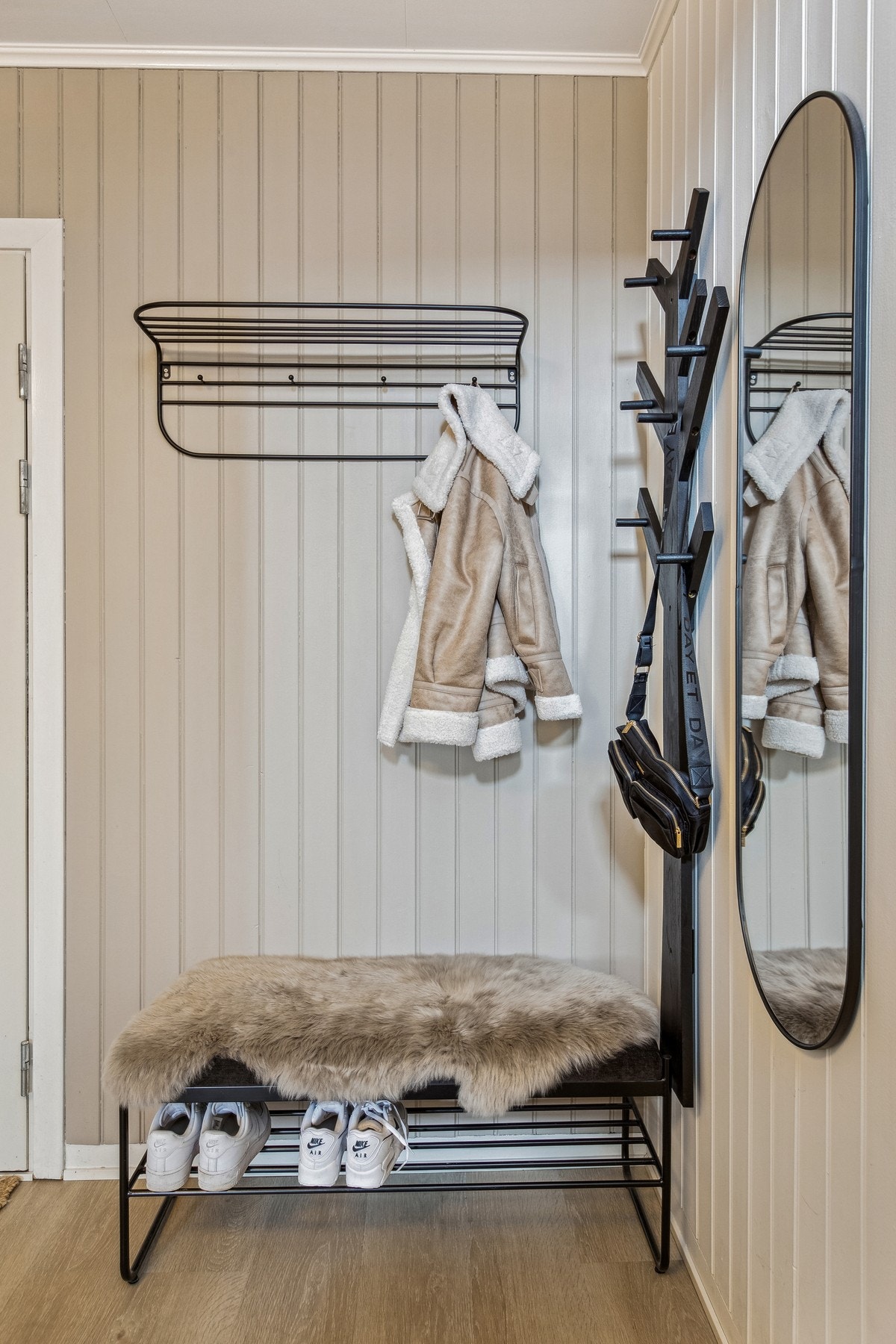 Entré med plass til å henge fra seg uteklær. Galleribilde