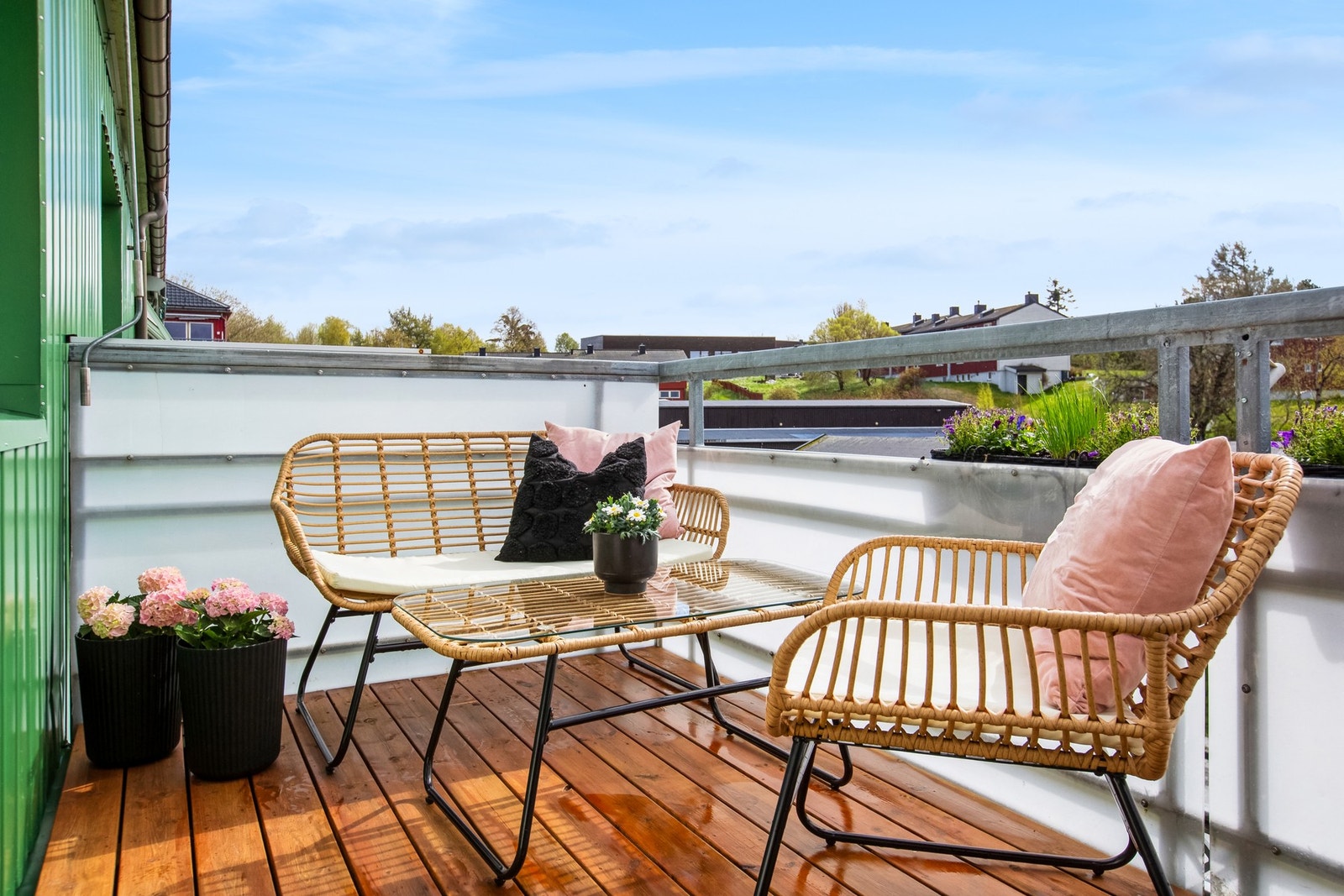 Sør/vestvendt balkong med gode sol- og utsiktsforhold. Galleribilde