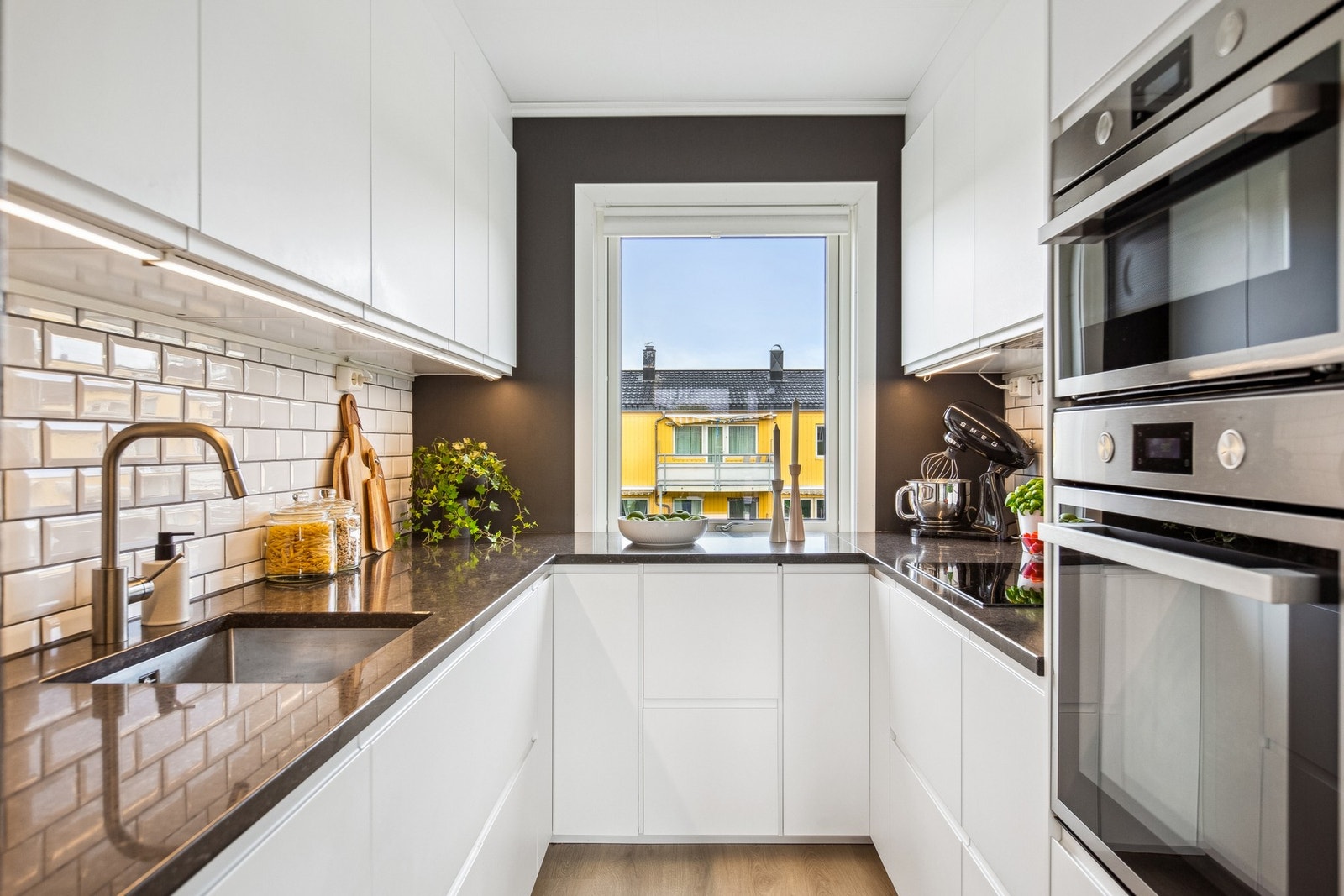 Arealeffektivt kjøkken godt utstyrt med skap-, skuff- og benkeplass. Galleribilde