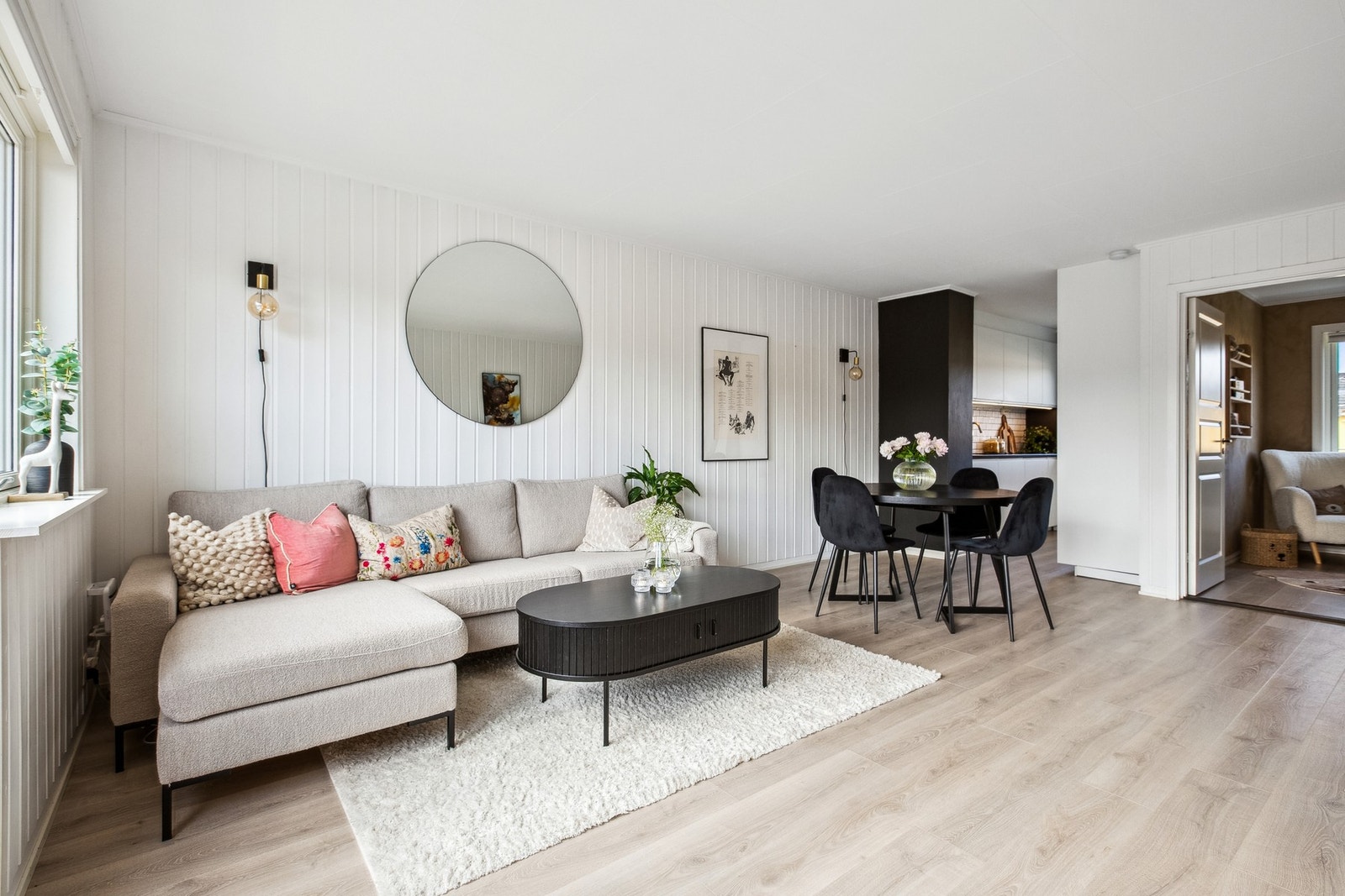 Lys og luftig stue med god plass til sofagruppe og tilhørende møblement. Galleribilde