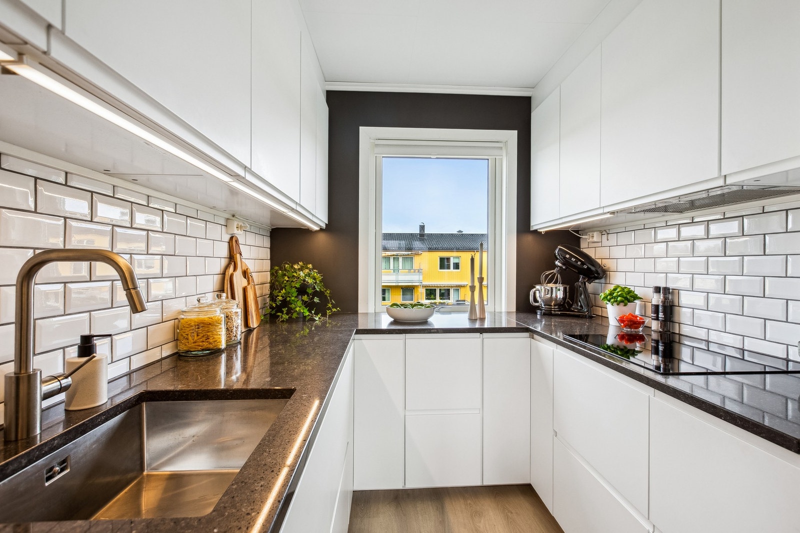 IKEA kjøkkeninnredning fra 2019 med integrerte hvitevarer. Galleribilde