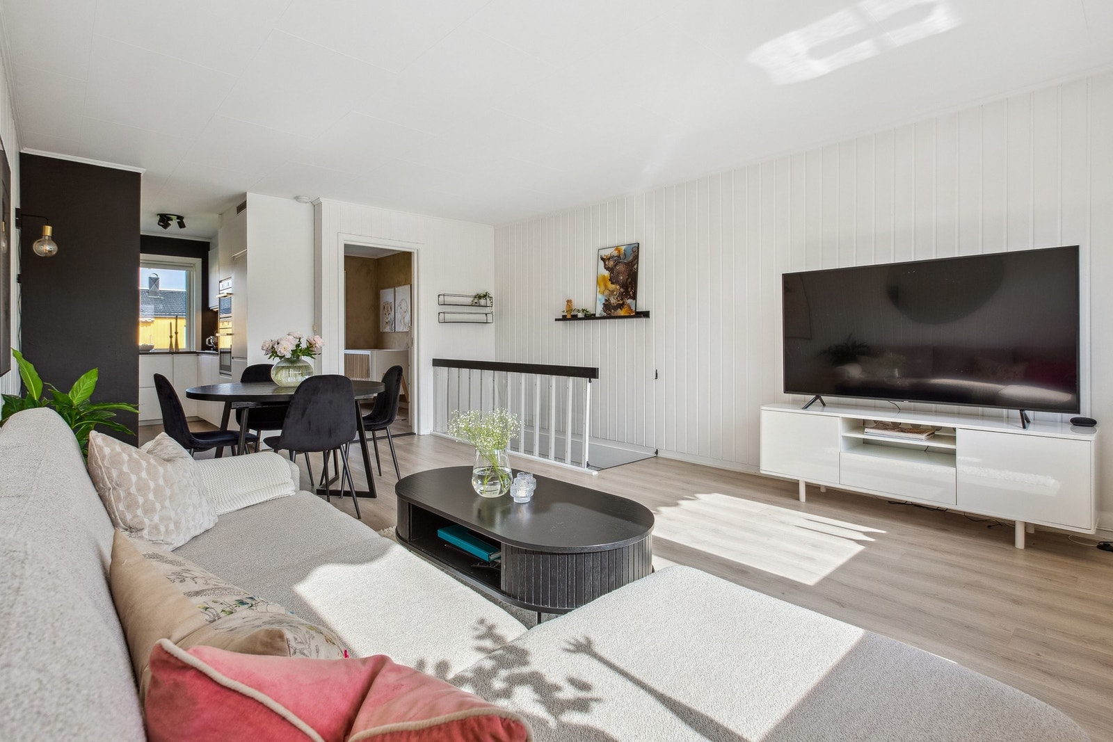 Boligen har en åpen stue/kjøkken løsning som måler totalt 31 kvm. Galleribilde