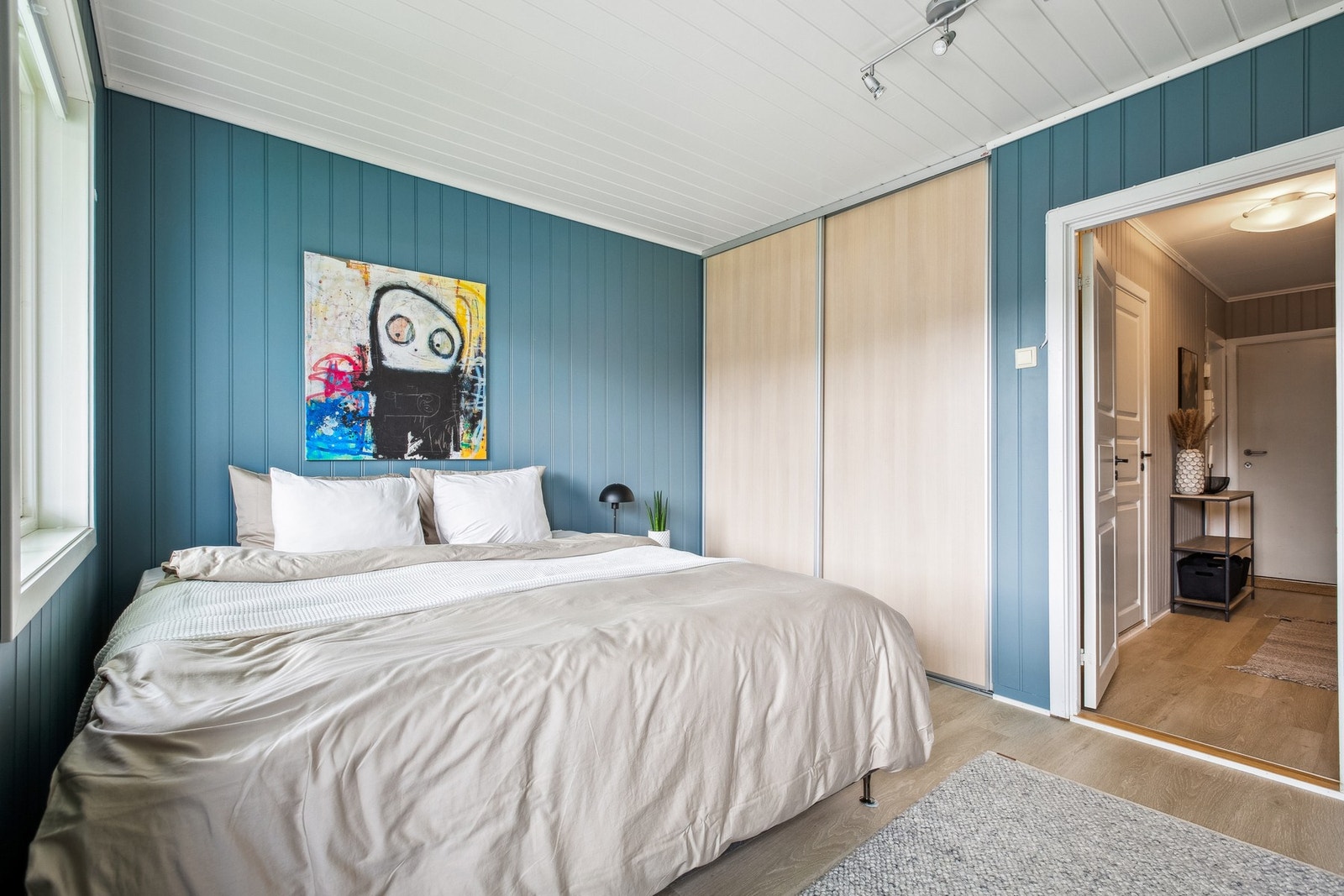 Soverommet er innredet med innebygd skyvedørsgarderobe, som sørger for godt med oppbevaringsmuligheter. Galleribilde