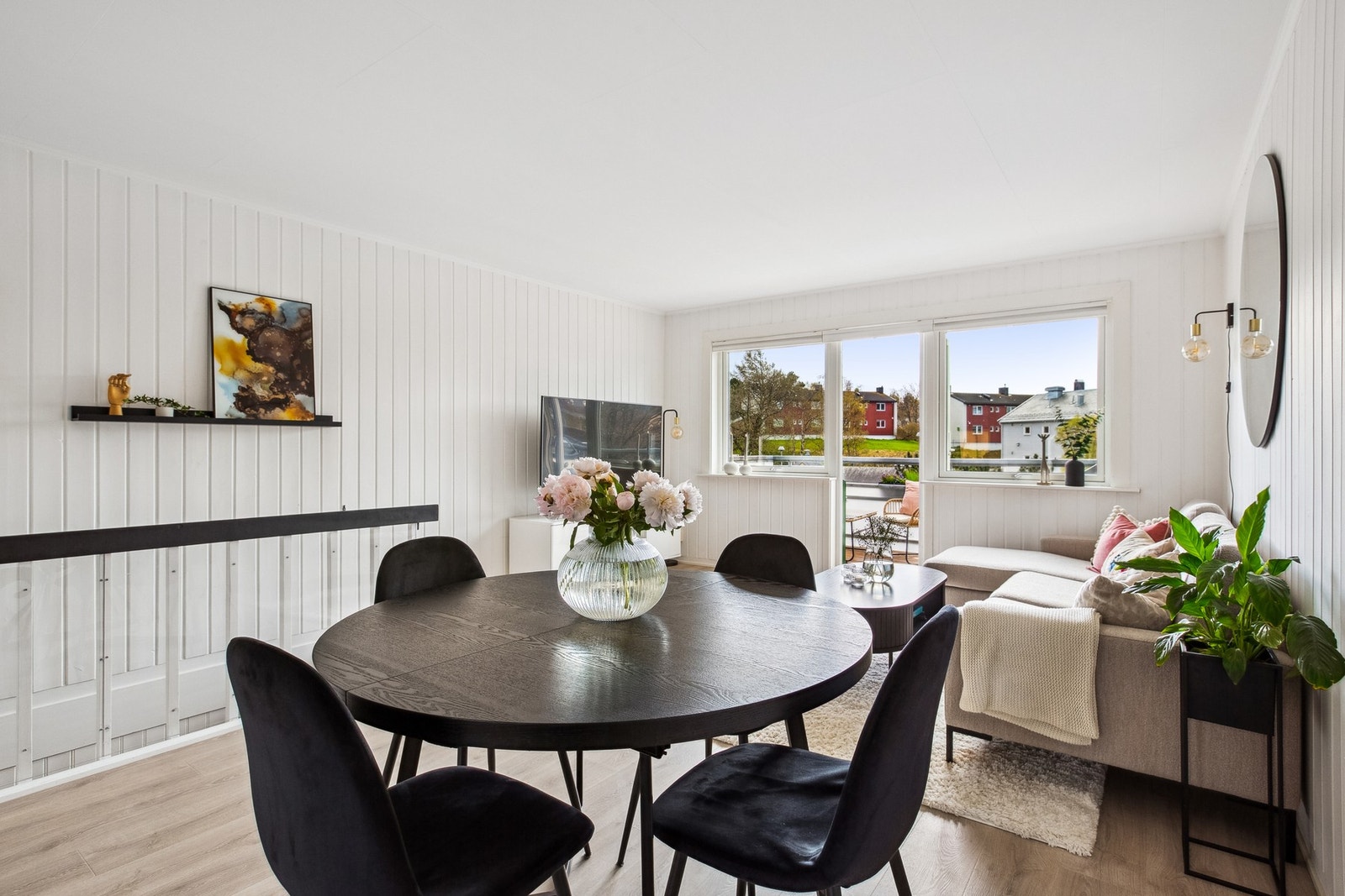 Store vindusflater gir godt med naturlig lysinnslipp til stuen. Galleribilde