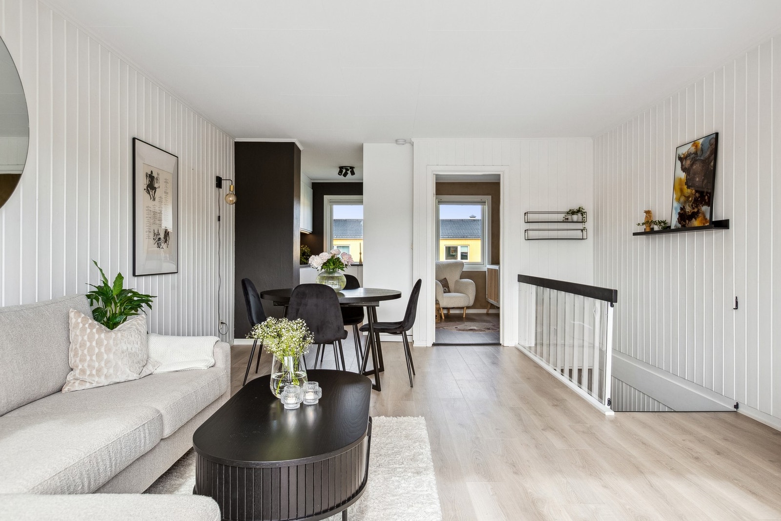 2. etasje består av stue og kjøkken, samt et fint gjesterom. Galleribilde