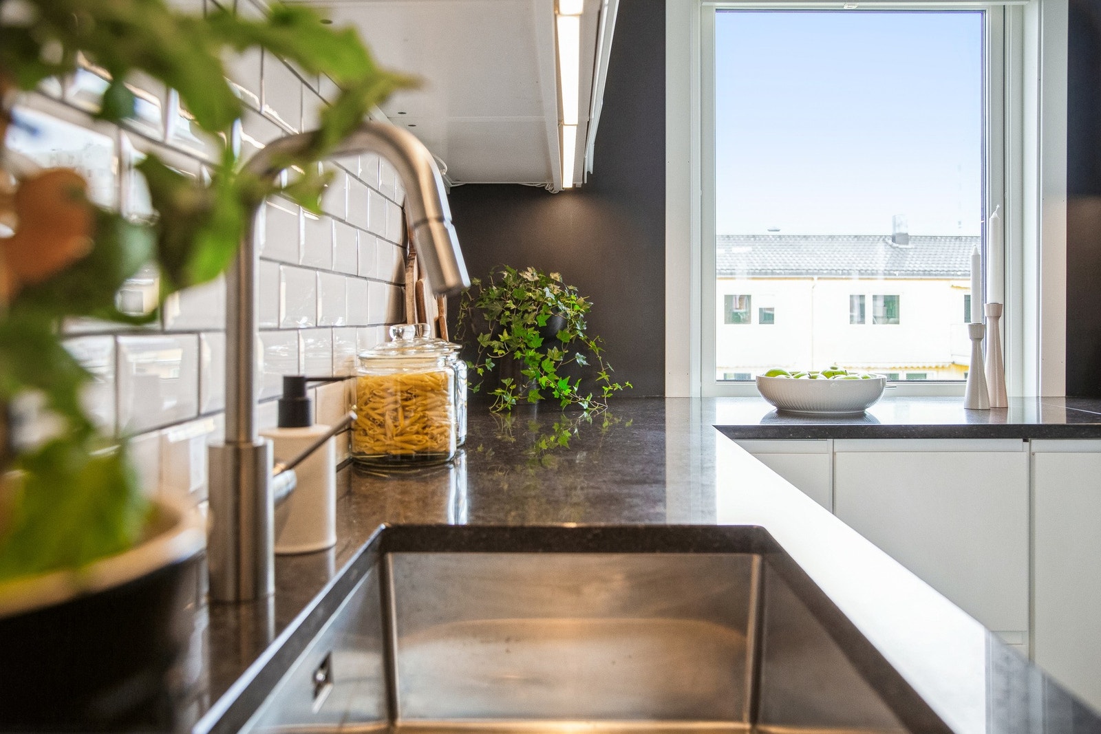 Stor vindusflate gir godt lysinnslipp til kjøkkenet. Galleribilde