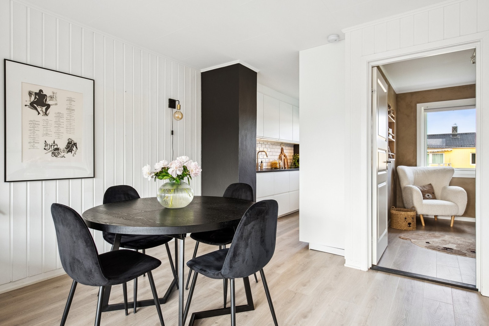 Det passer utmerket å innrede med spisebord mellom stue og kjøkken! Galleribilde