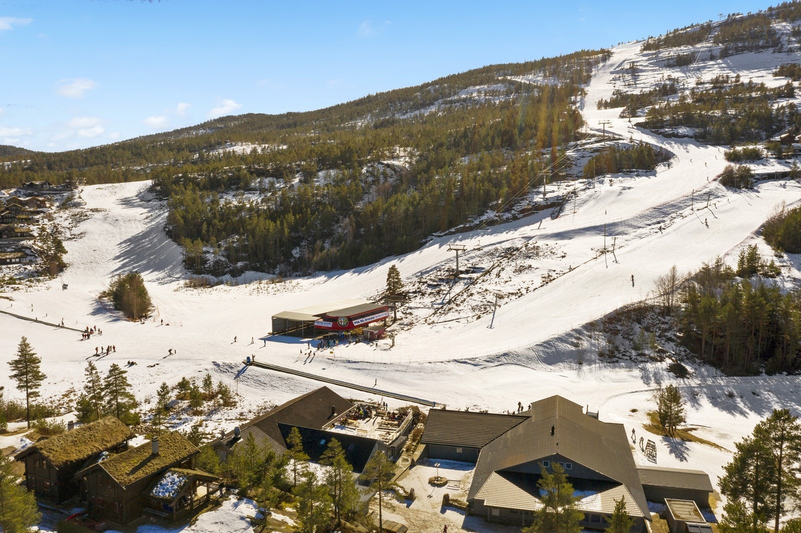Skisenteret har nå 18 nedfarter på i alt 15 km og 8 heiser, inkludert 8-seters stolheis. Galleribilde