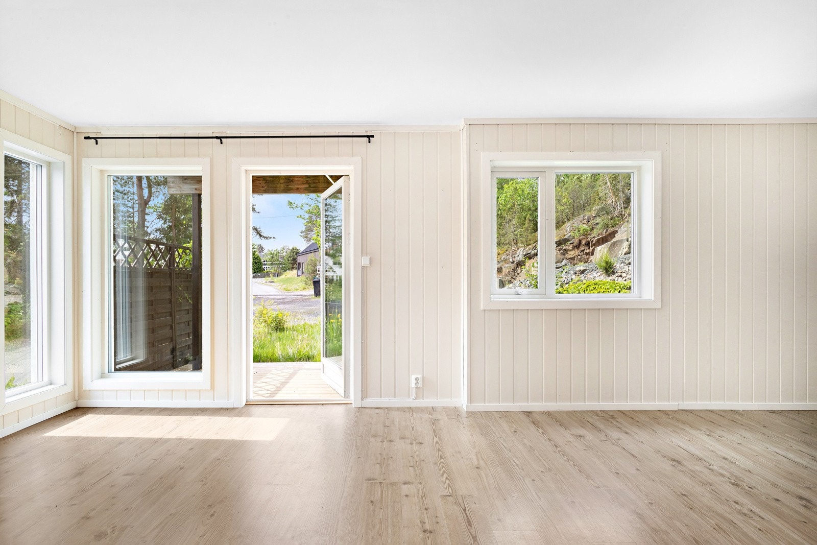 Åpen og fin stue i første etasje Galleribilde