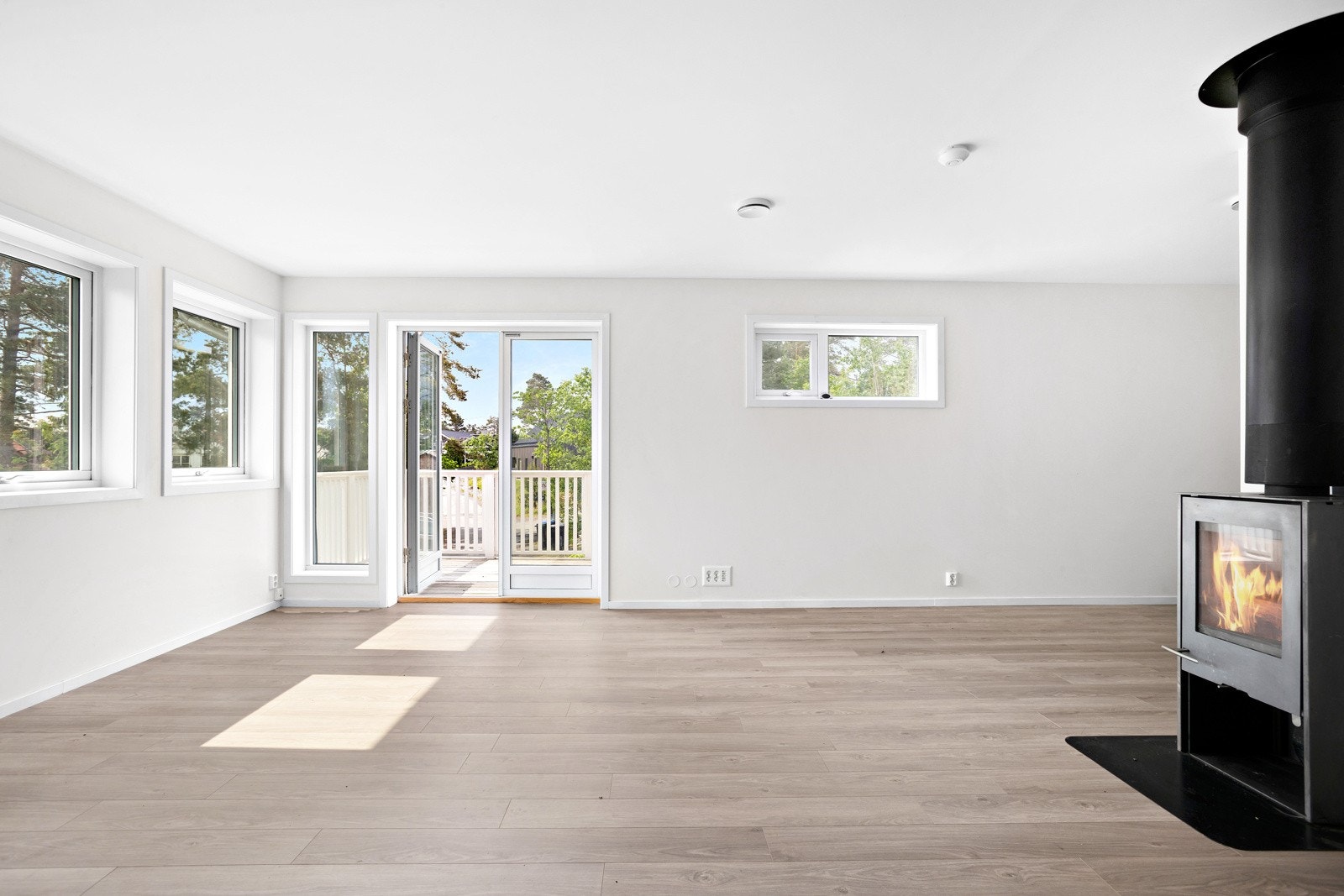 Stue i andre etasje med utgang til veranda Galleribilde