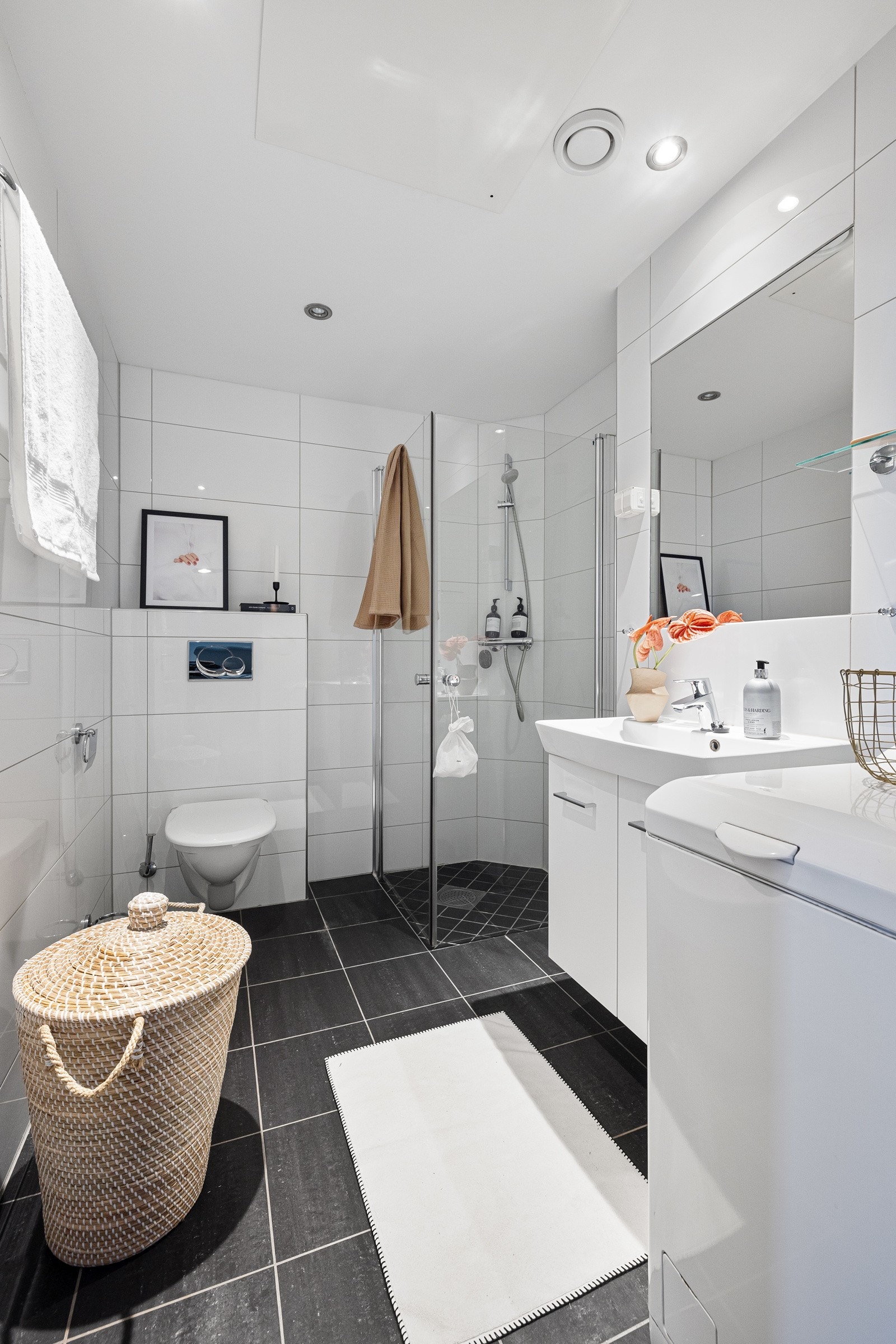 Badet er romslig og flislagt, med behagelig gulvvarme. Galleribilde