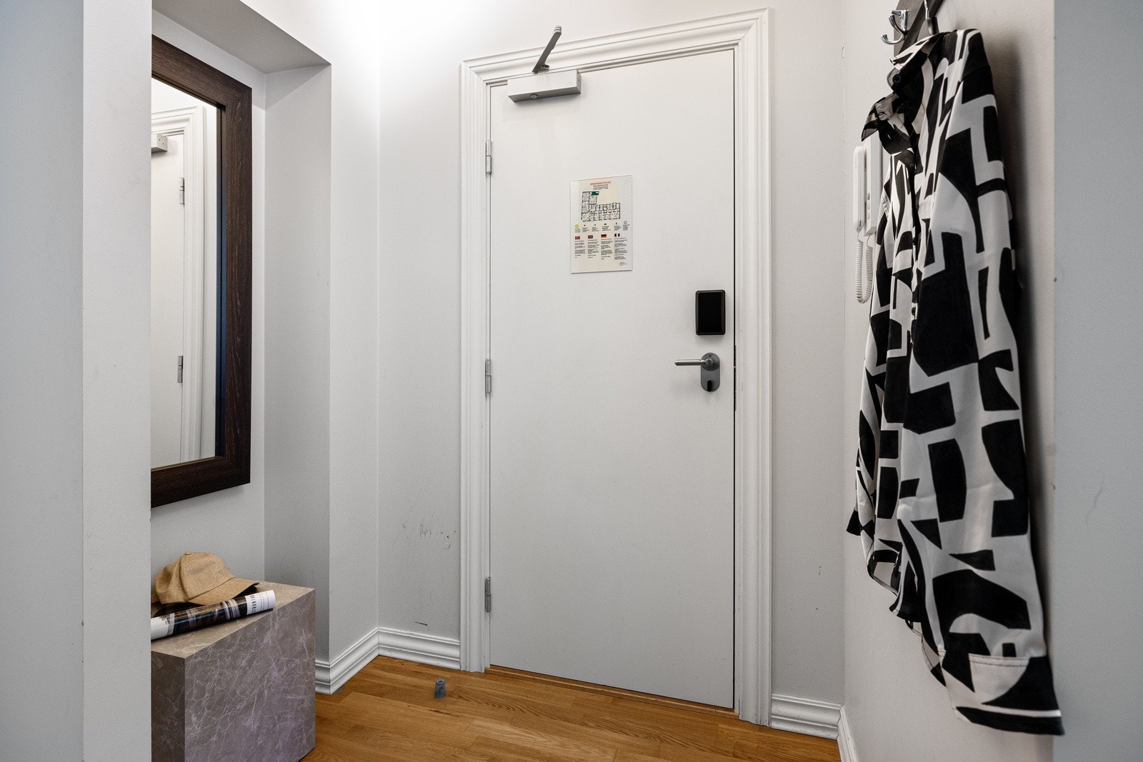 Leiligheten har en innbydende entre med plass til skohylle, knaggrekke, kommode etc. Galleribilde