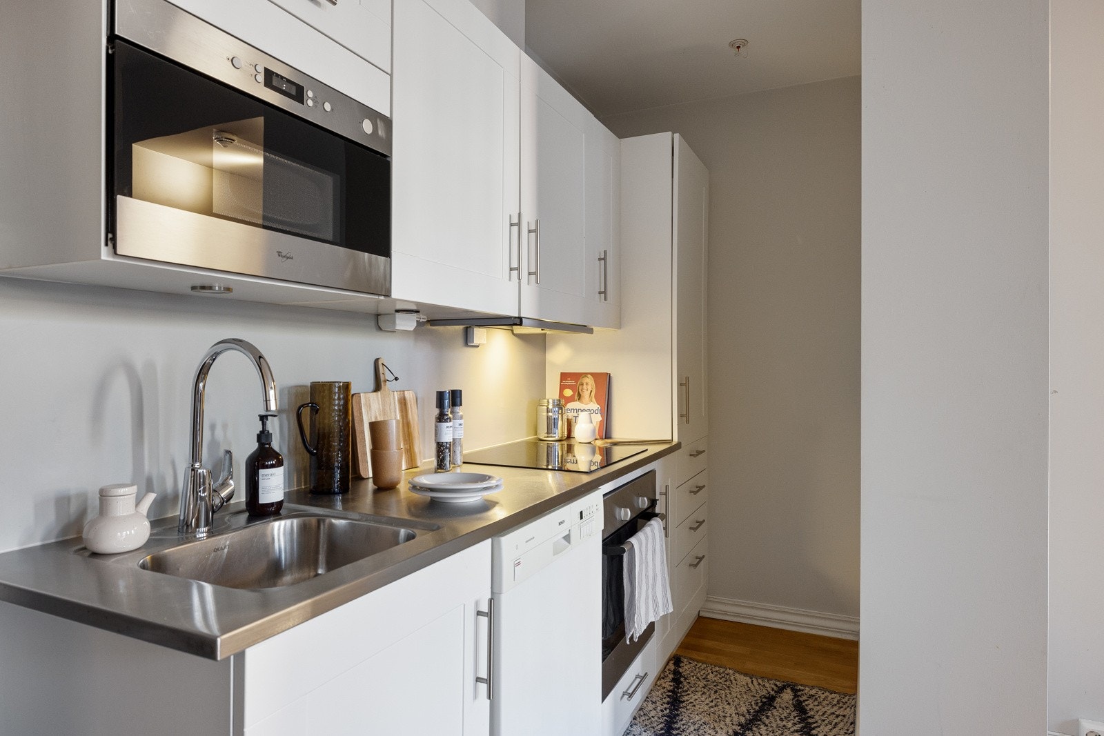 Det er integrerte hvitevarer som kjøleskap, mikroovn, stekeovn og platetopp. Komfyrvakt er installert. Galleribilde