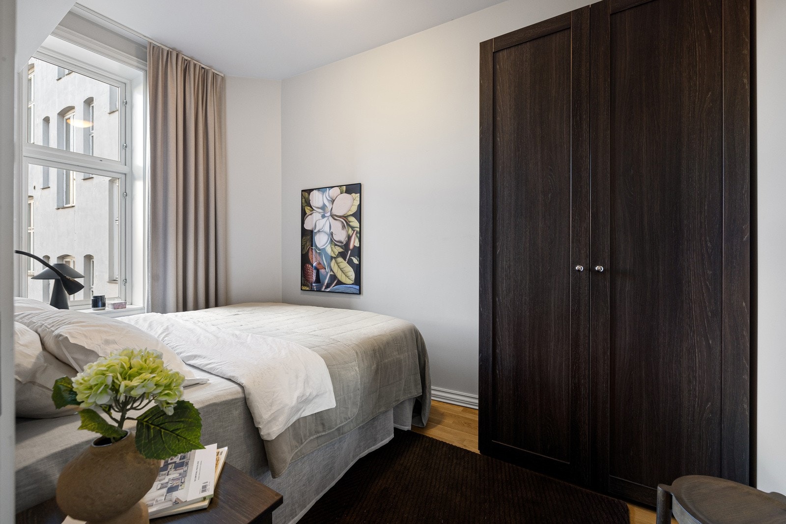 Soverommet har god plass til dobbeltseng med nattbord på hver side. Galleribilde