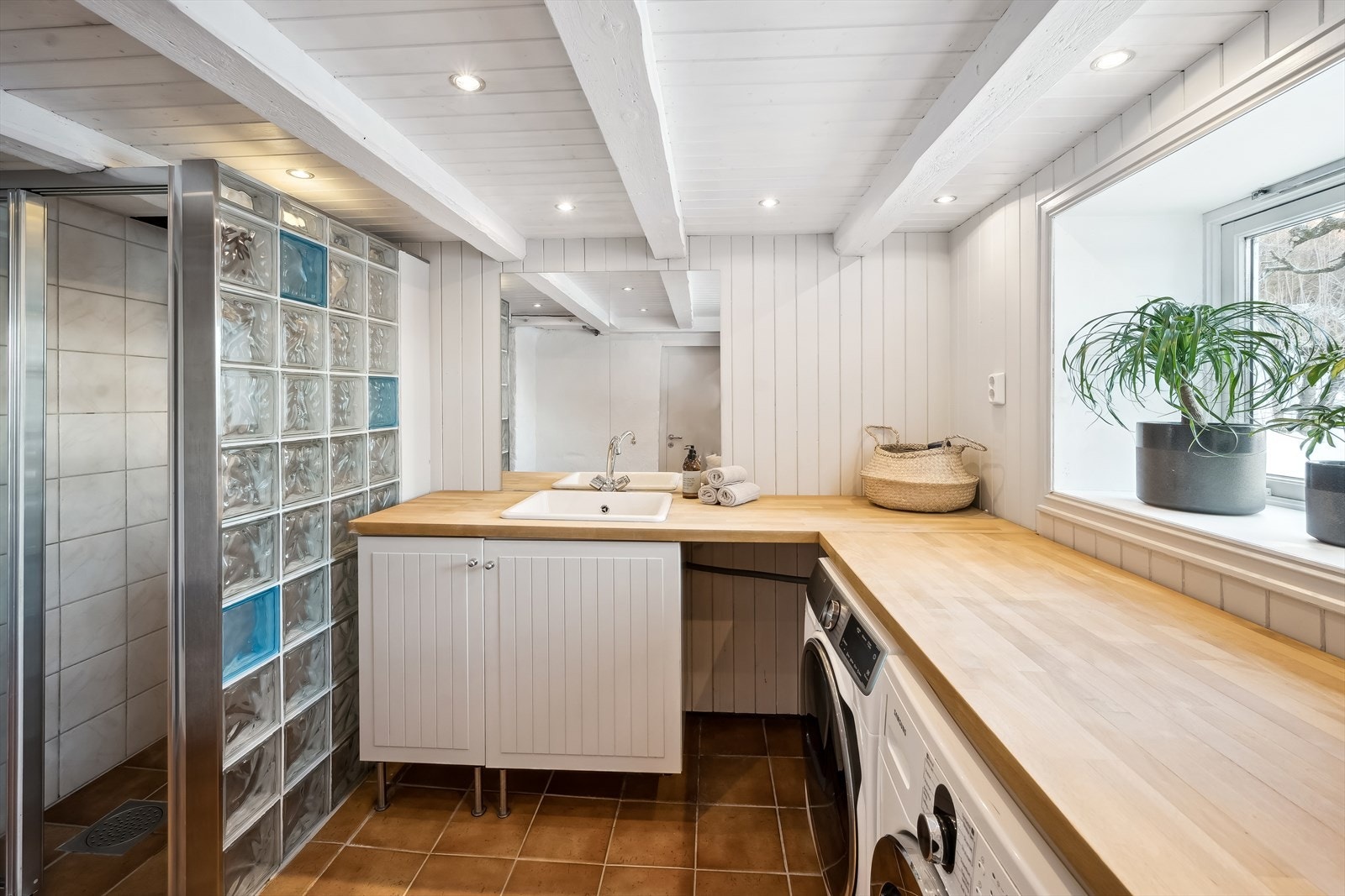 Kombinert bad- og vaskerom i underetasje Galleribilde