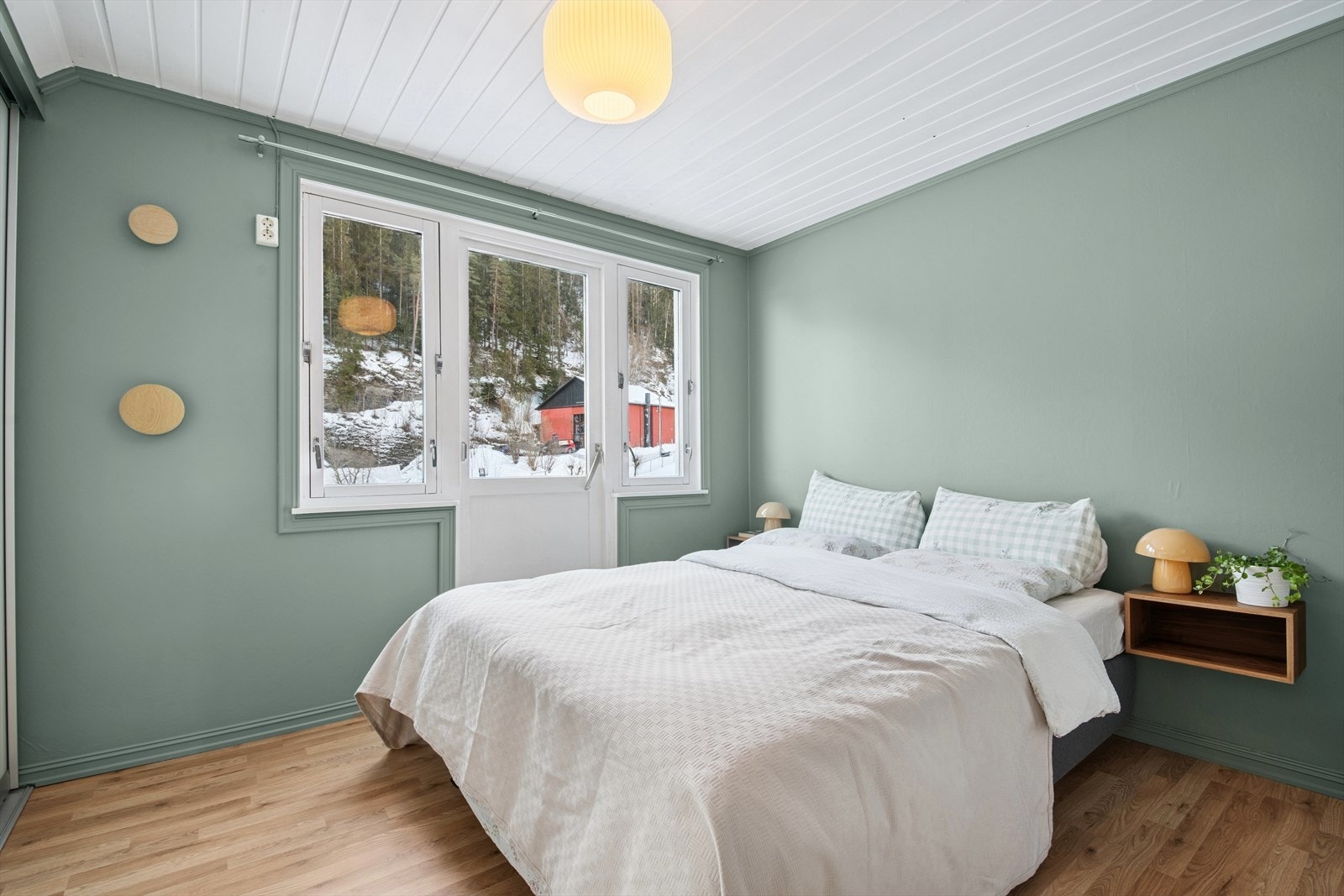 Hovedsoverommet holder en god størrelse og er innredet med skyvedørsgarderobe Galleribilde