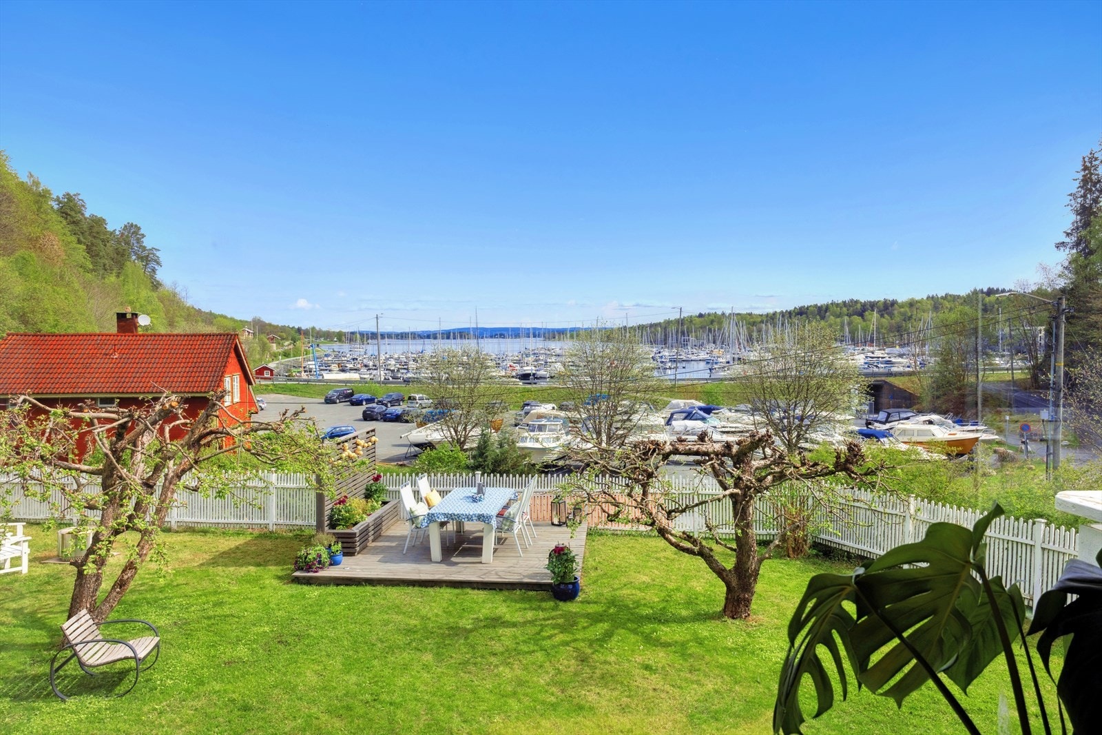 Hagen er pent opparbeidet med flere uteplasser og diverse beplantning Galleribilde