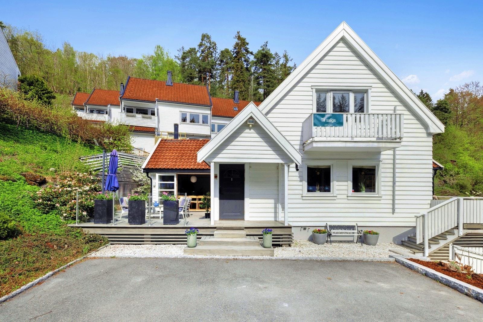 Innbydende og praktisk overbygget inngangsparti Galleribilde