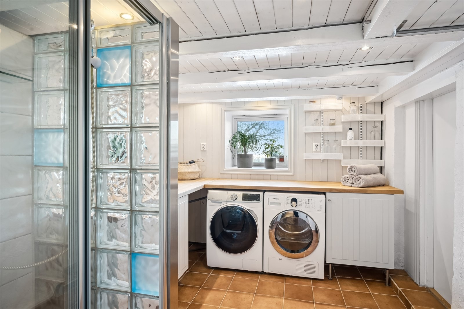 Praktisk opplegg for vaskemaskin og tørketrommel under benk. Galleribilde