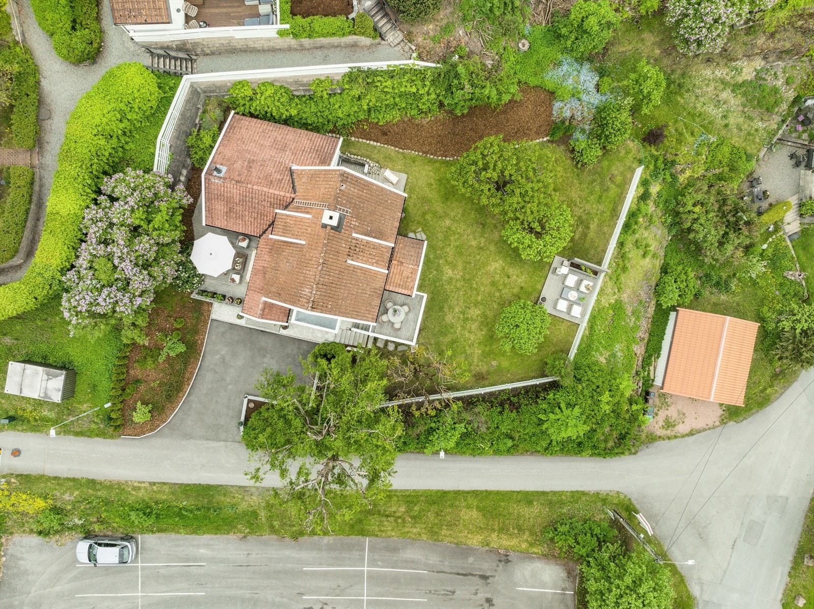 Garasjen til høyre i bildet står på tomten men er pt. i dårlig forfatning og kan ikke brukes til parkering Galleribilde