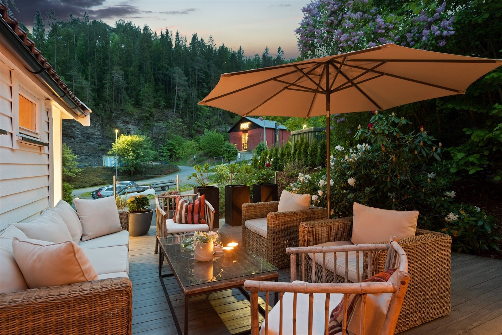 Deilig uteplass med adkomst fra spisestue Galleribilde