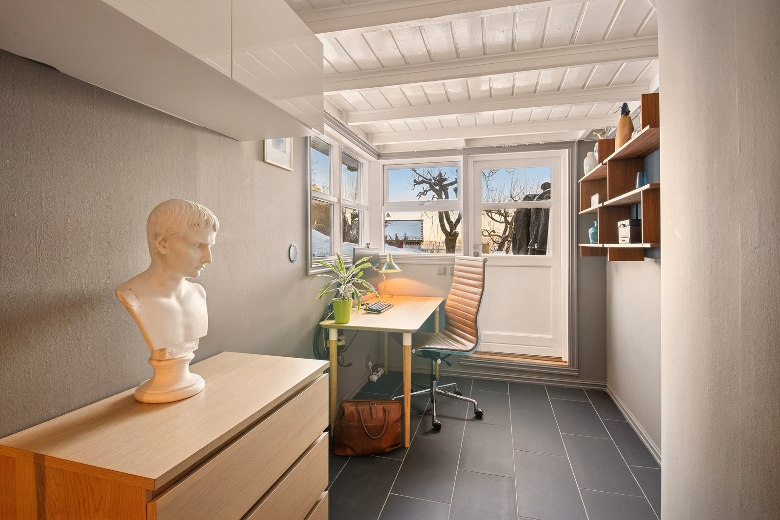 Det er egen inngang til kjellerstuen Galleribilde