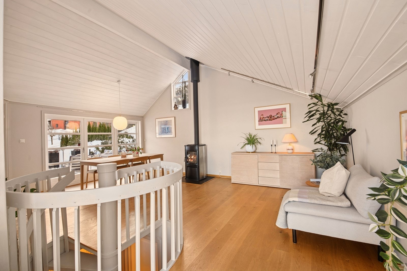 Stor og luftig stue med mange muligheter Galleribilde