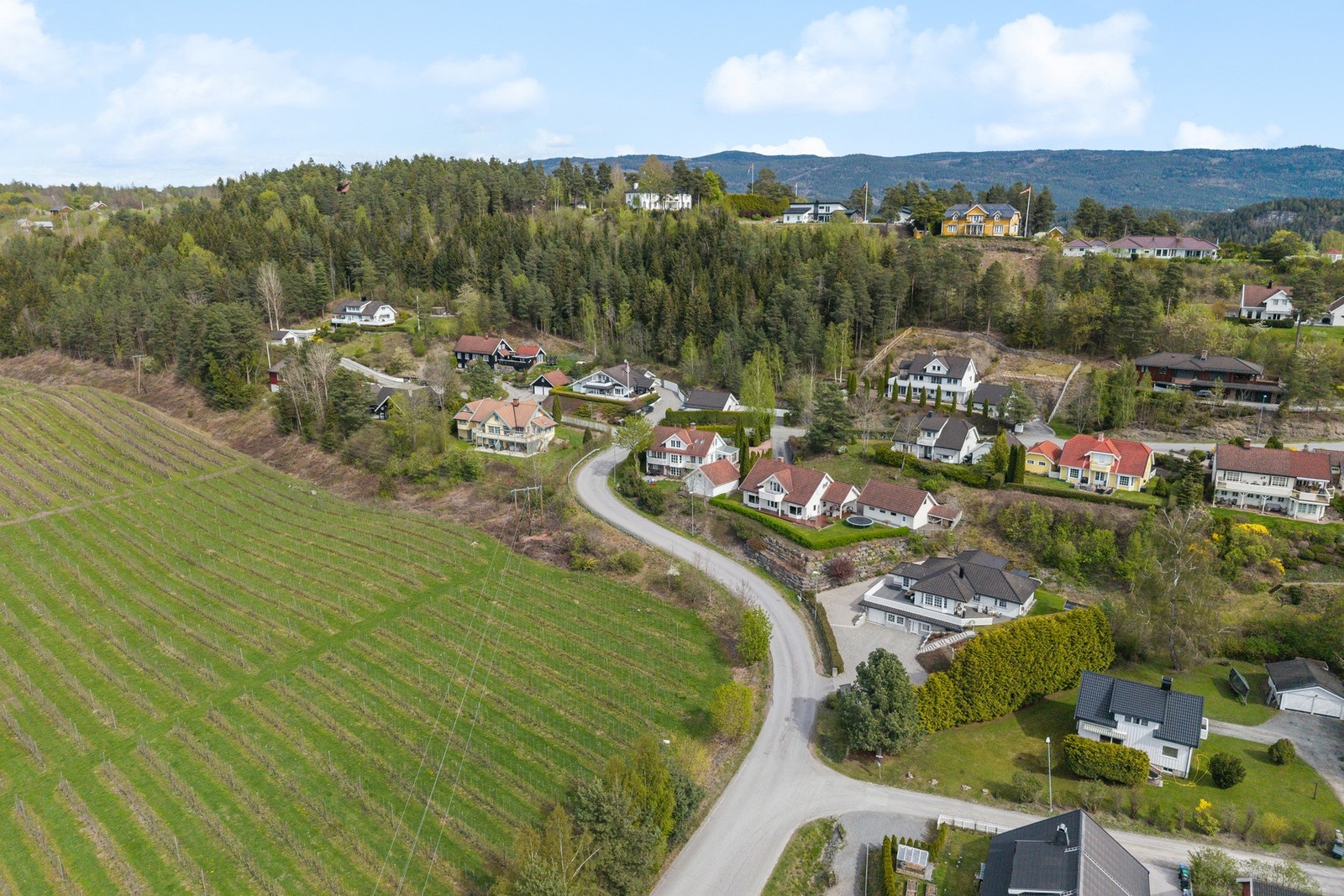 For pendlere til Sandvika eller Oslo er beliggenheten ideell. Bussholdeplassen for Timeekspressen Hønefoss-Oslo, med hyppige avganger, ligger i umiddelbar nærhet til boligen, noe som gjør daglig pendling enkel og effektiv. Galleribilde