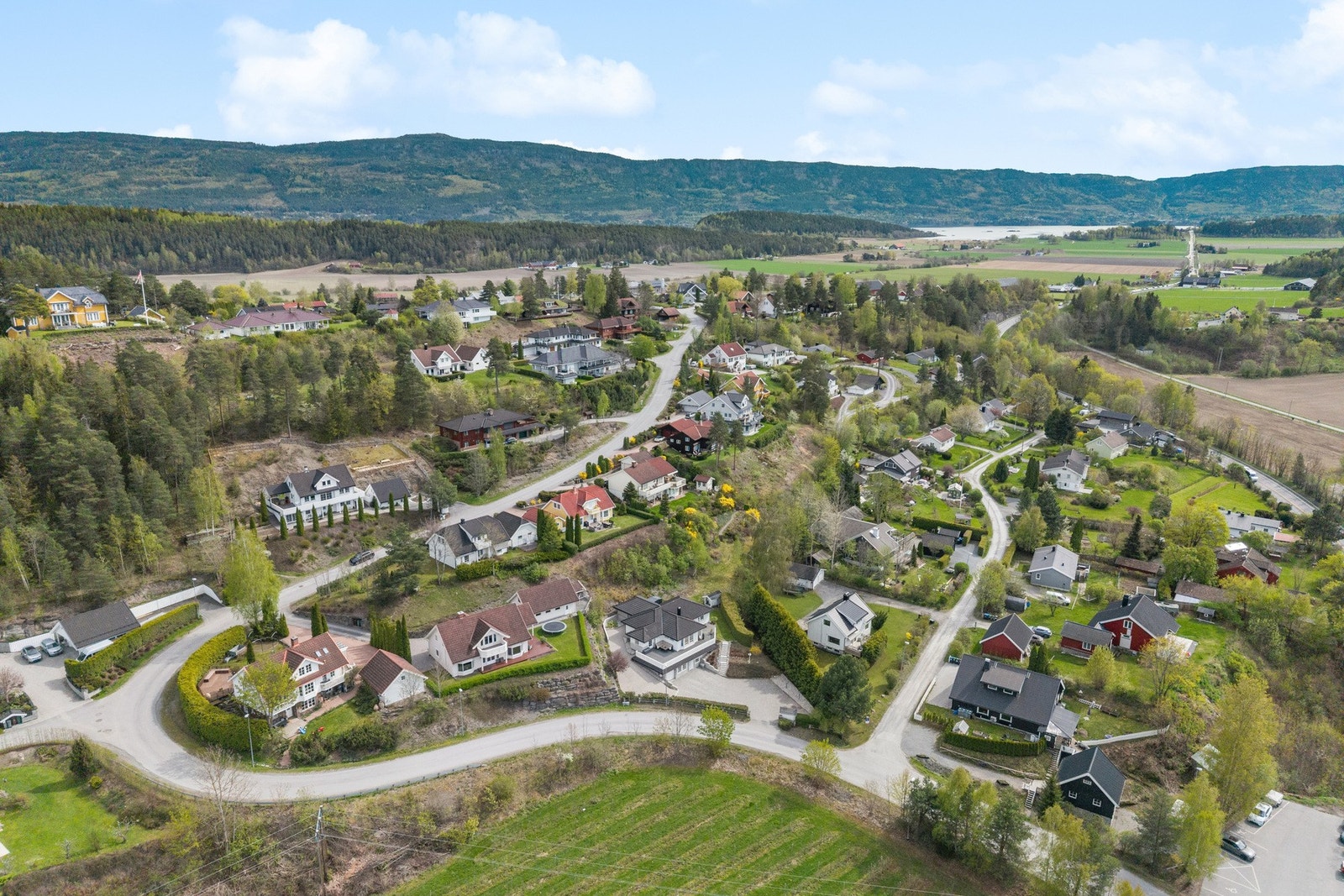 Ringåsveien 11 er en del av det veletablerte og attraktive boligområdet Ringåsen, kun en kort kjøretur på cirka 10 minutter fra Hønefoss sentrum. Dette området er spesielt gunstig for barnefamilier som ønsker en landlig atmosfære kombinert med nærhet til Galleribilde